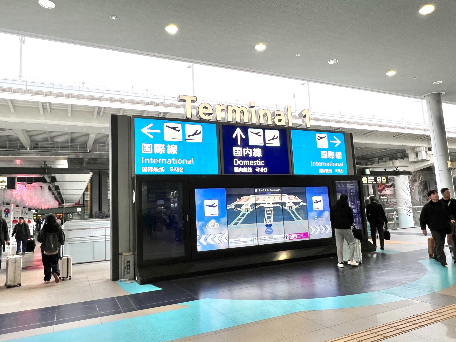 関西空港駅の改札を出てすぐ関空T1への出入り口