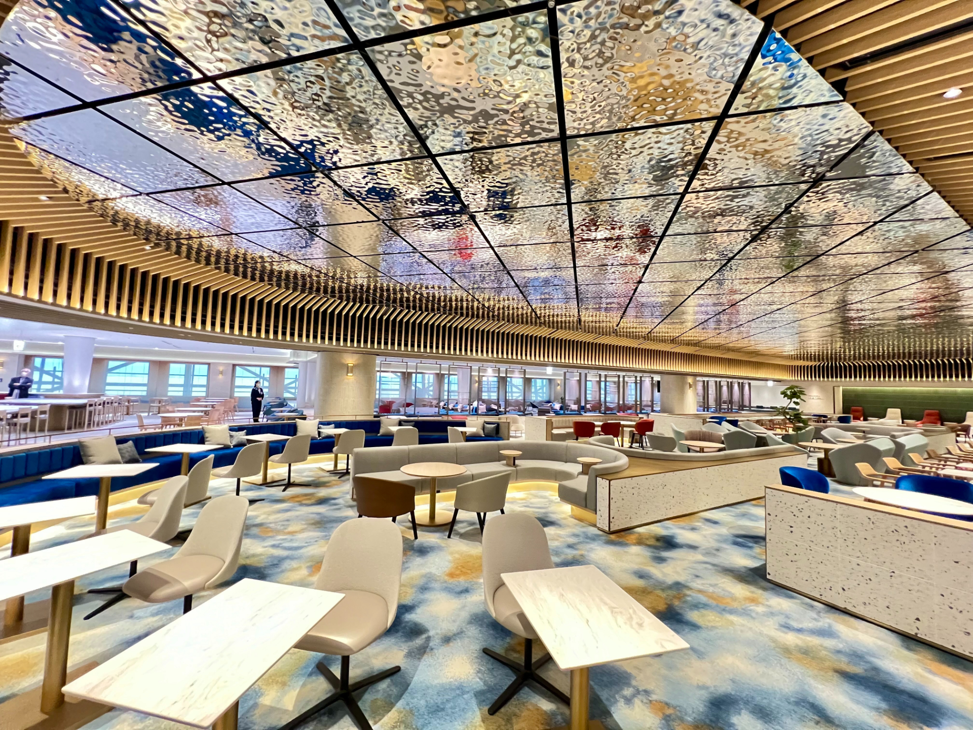 関空T1リノベーション計画のフェーズ3が完遂し、3月27日にグランドオープン。新しくなった国際線の新入国審査場と新ラウンジを見てきた