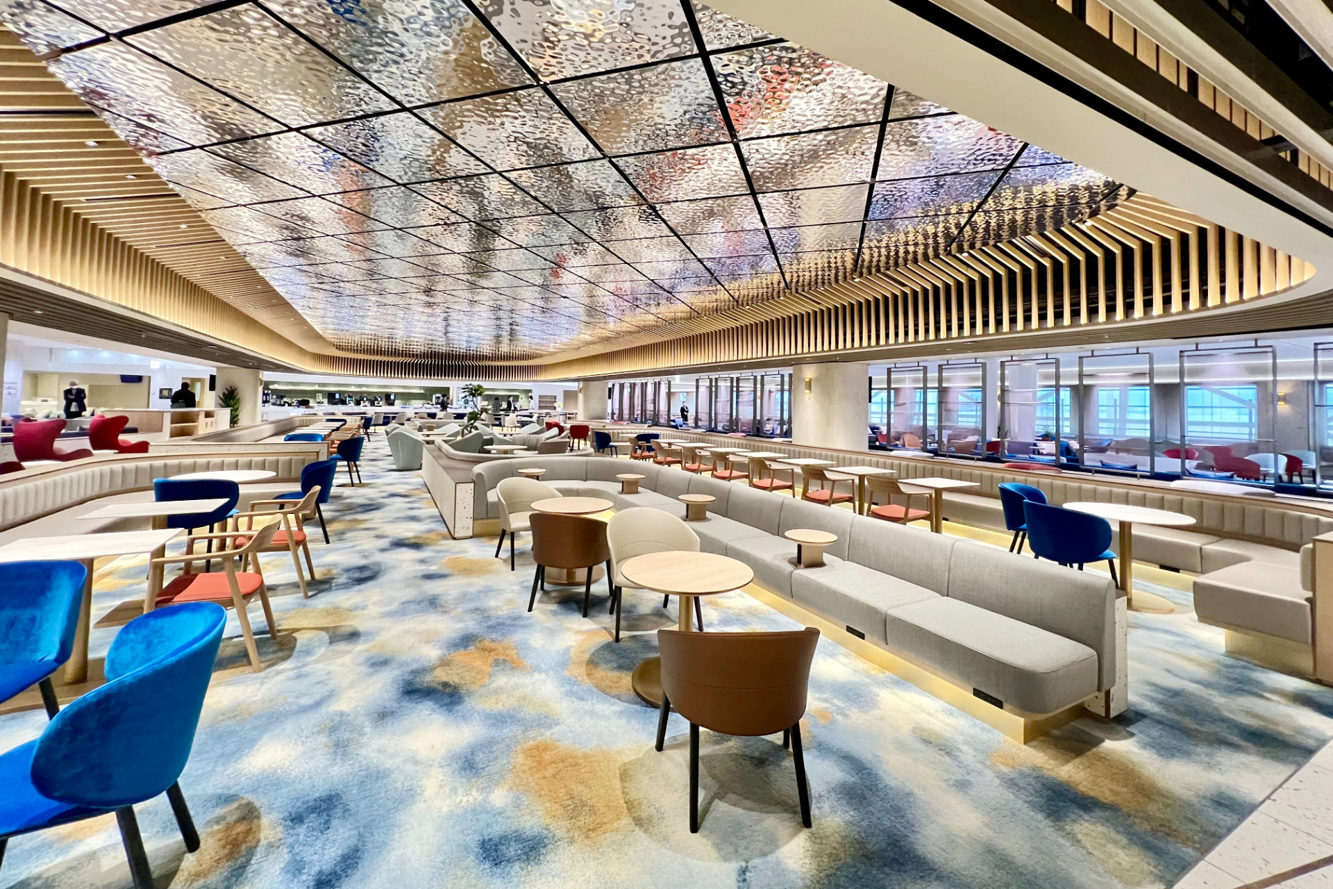 古都と都市をコンセプトにした超広大なビジネスラウンジ「KIX Lounge Kansai」（約2970m<span class="em sup">2</span>、席数658席）