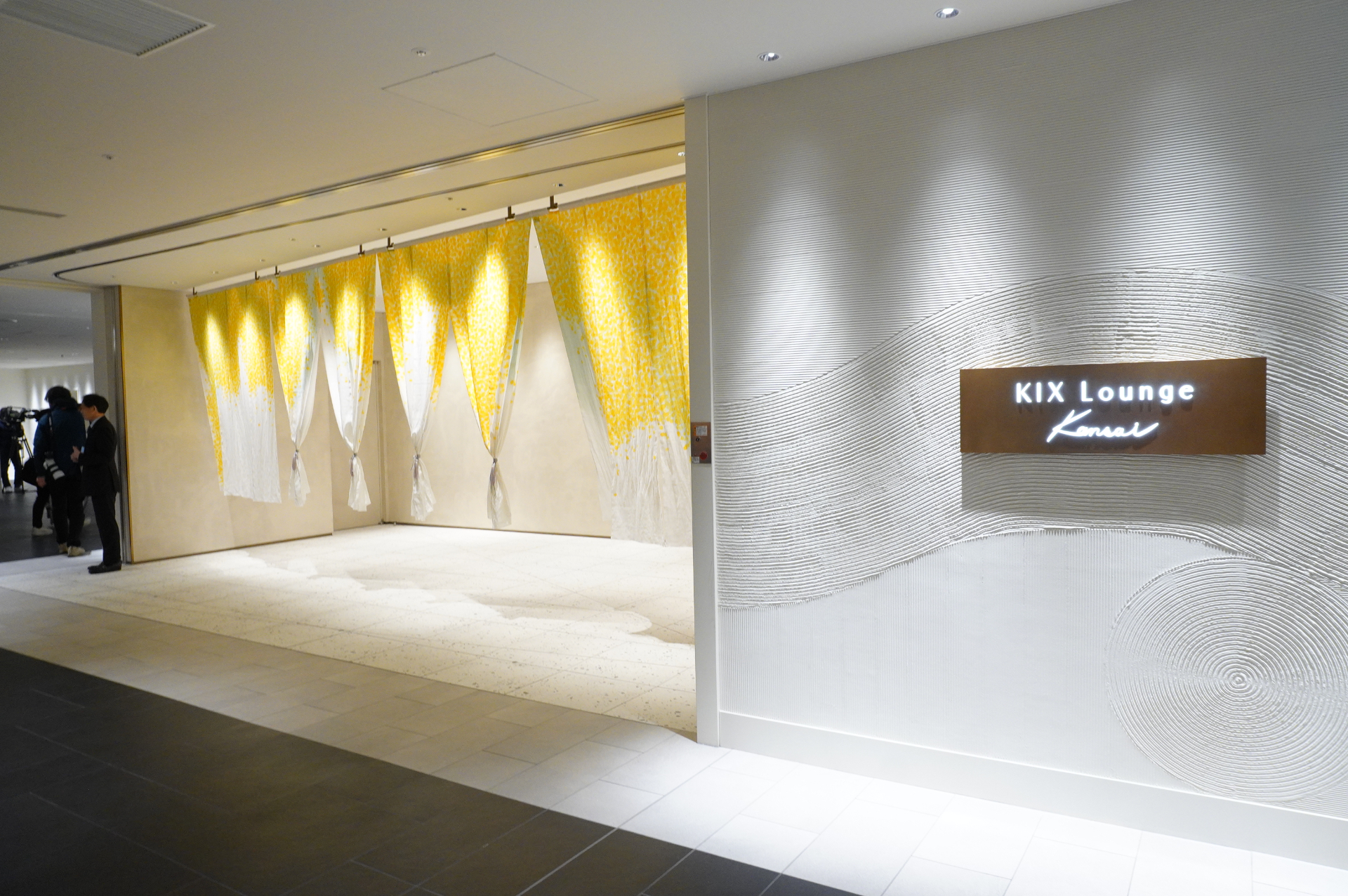 古都と都市をコンセプトにした超広大なビジネスラウンジ「KIX Lounge Kansai」（約2970m<span class="em sup">2</span>、席数658席）