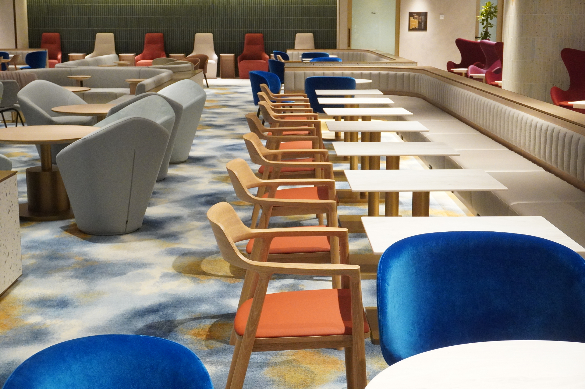 古都と都市をコンセプトにした超広大なビジネスラウンジ「KIX Lounge Kansai」（約2970m<span class="em sup">2</span>、席数658席）