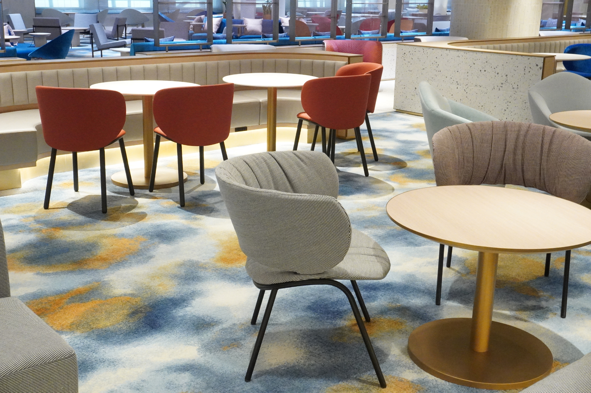 古都と都市をコンセプトにした超広大なビジネスラウンジ「KIX Lounge Kansai」（約2970m<span class="em sup">2</span>、席数658席）