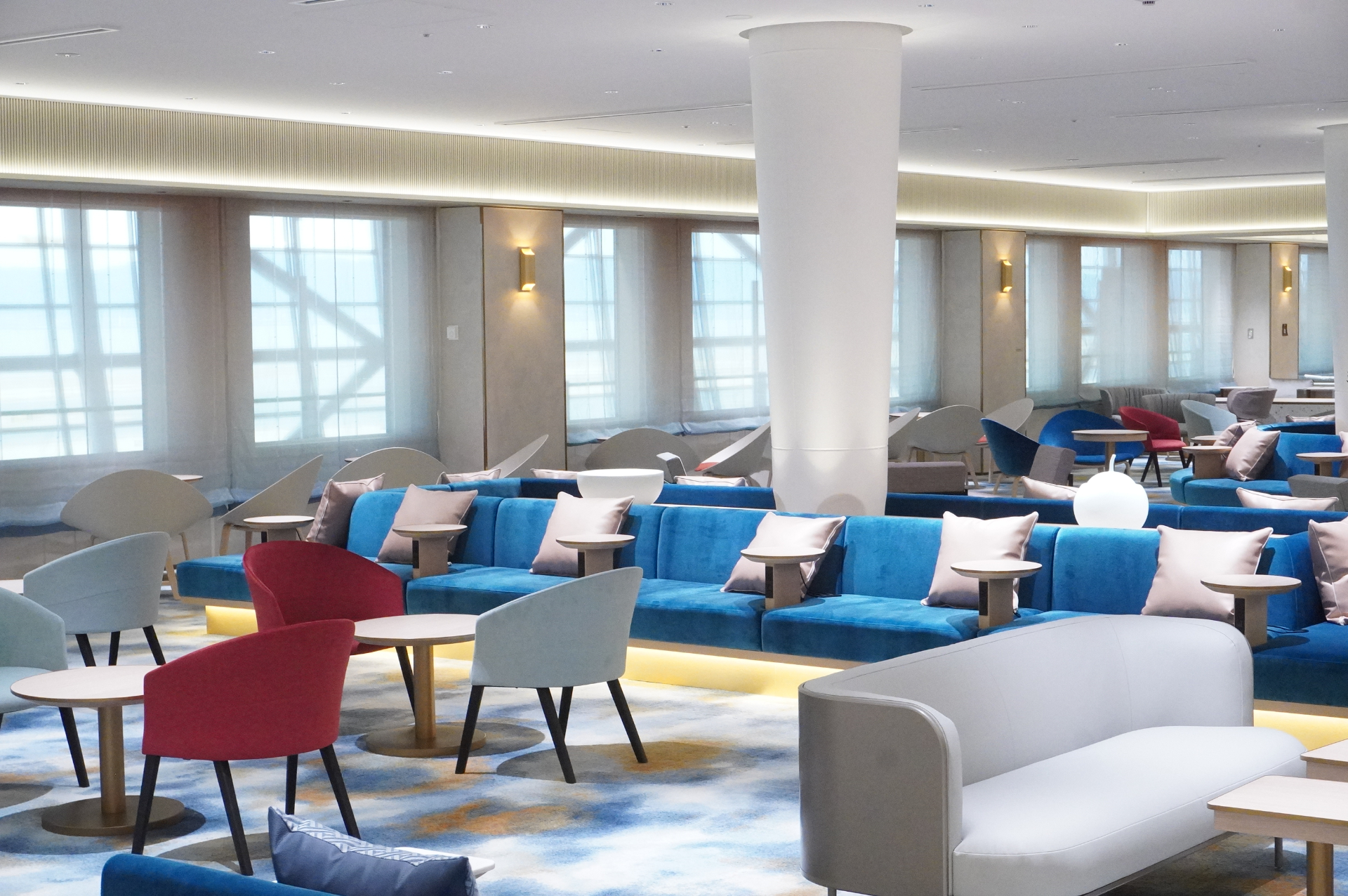 古都と都市をコンセプトにした超広大なビジネスラウンジ「KIX Lounge Kansai」（約2970m<span class="em sup">2</span>、席数658席）