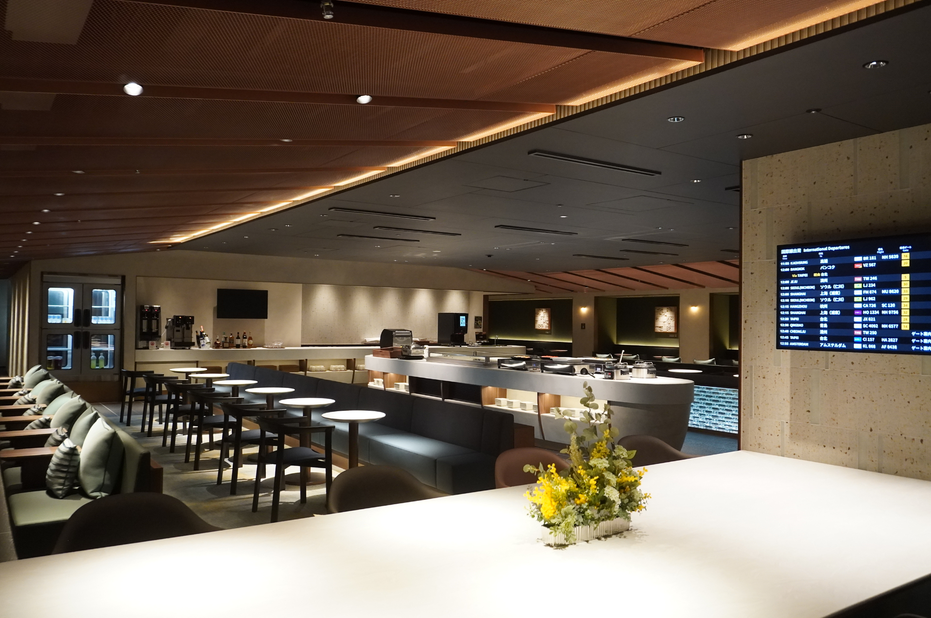 古都と都市をコンセプトにした超広大なビジネスラウンジ「KIX Lounge Kansai」（約2970m<span class="em sup">2</span>、席数658席）