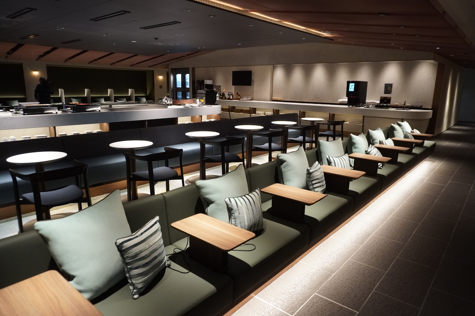 古都と都市をコンセプトにした超広大なビジネスラウンジ「KIX Lounge Kansai」（約2970m<span class="em sup">2</span>、席数658席）