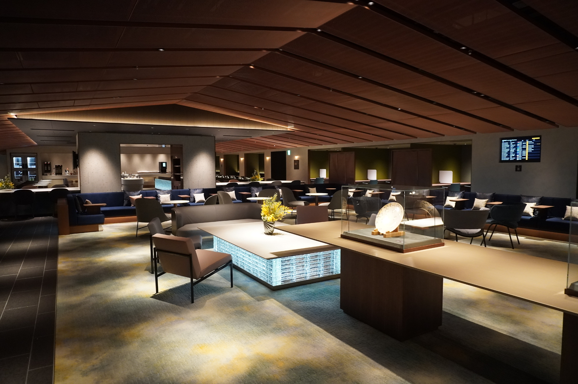 古都と都市をコンセプトにした超広大なビジネスラウンジ「KIX Lounge Kansai」（約2970m<span class="em sup">2</span>、席数658席）