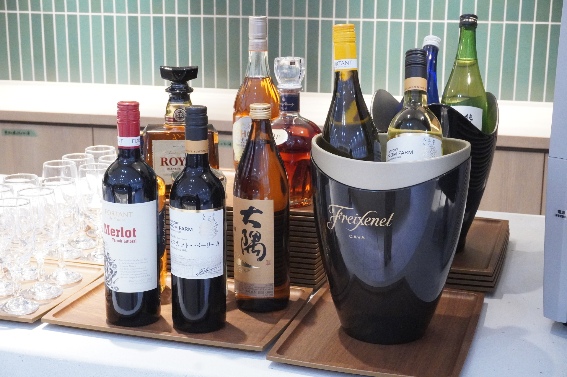 古都と都市をコンセプトにした超広大なビジネスラウンジ「KIX Lounge Kansai」（約2970m<span class="em sup">2</span>、席数658席）