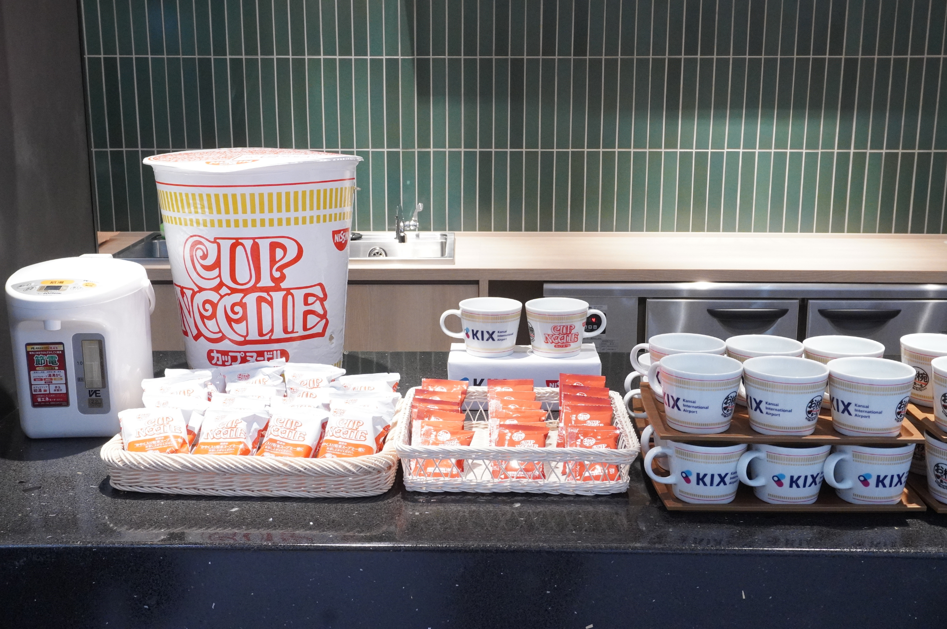 古都と都市をコンセプトにした超広大なビジネスラウンジ「KIX Lounge Kansai」（約2970m<span class="em sup">2</span>、席数658席）