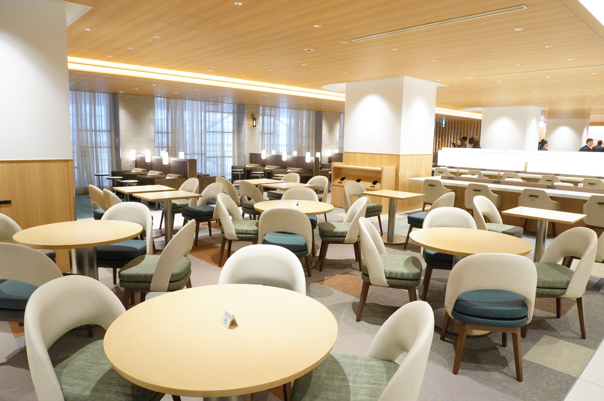 最上級クラスを対象とした高級感あふれるラウンジ「KIX Lounge Premium」（約800m<span class="em sup">2</span>、席数143席）