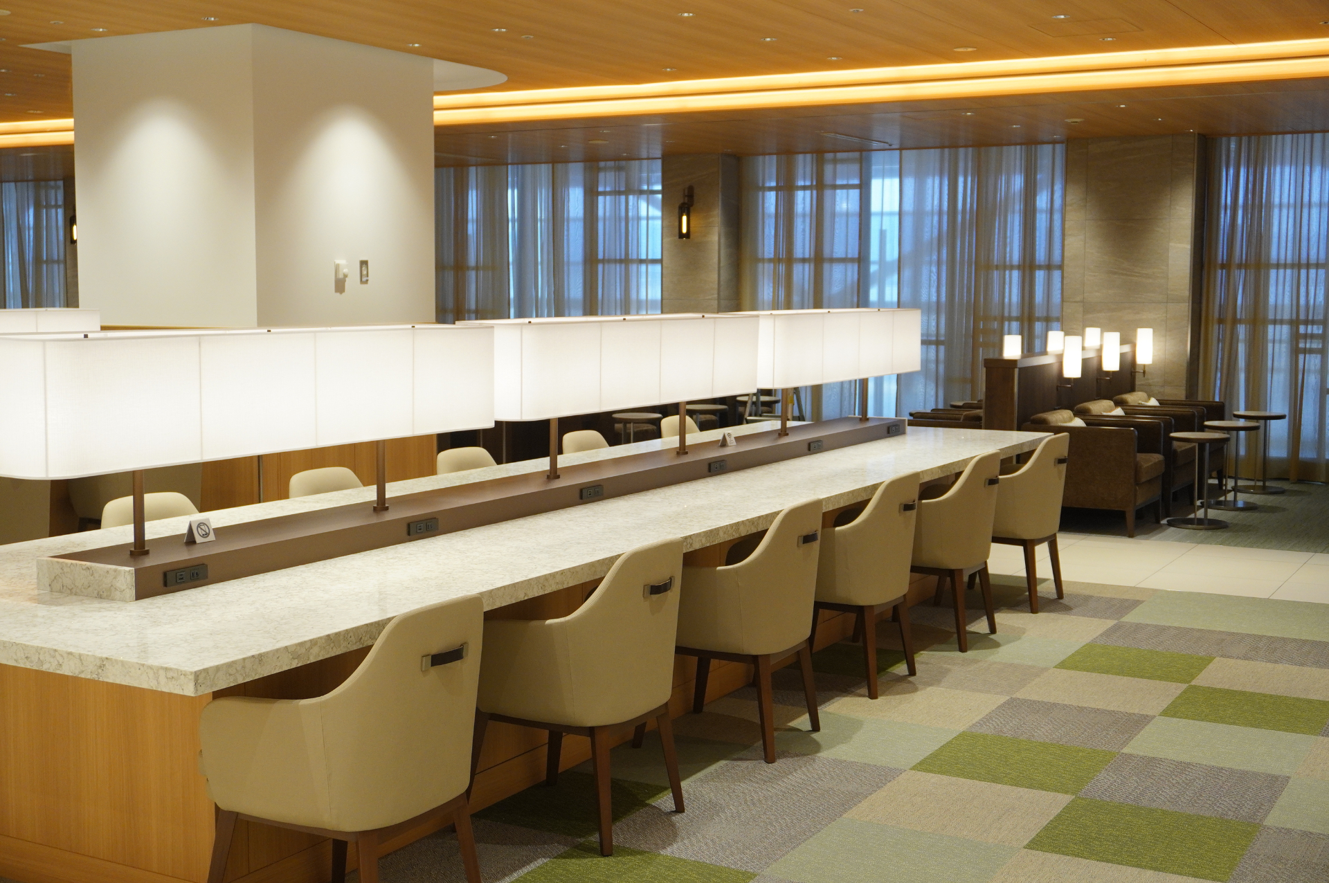 最上級クラスを対象とした高級感あふれるラウンジ「KIX Lounge Premium」（約800m<span class="em sup">2</span>、席数143席）