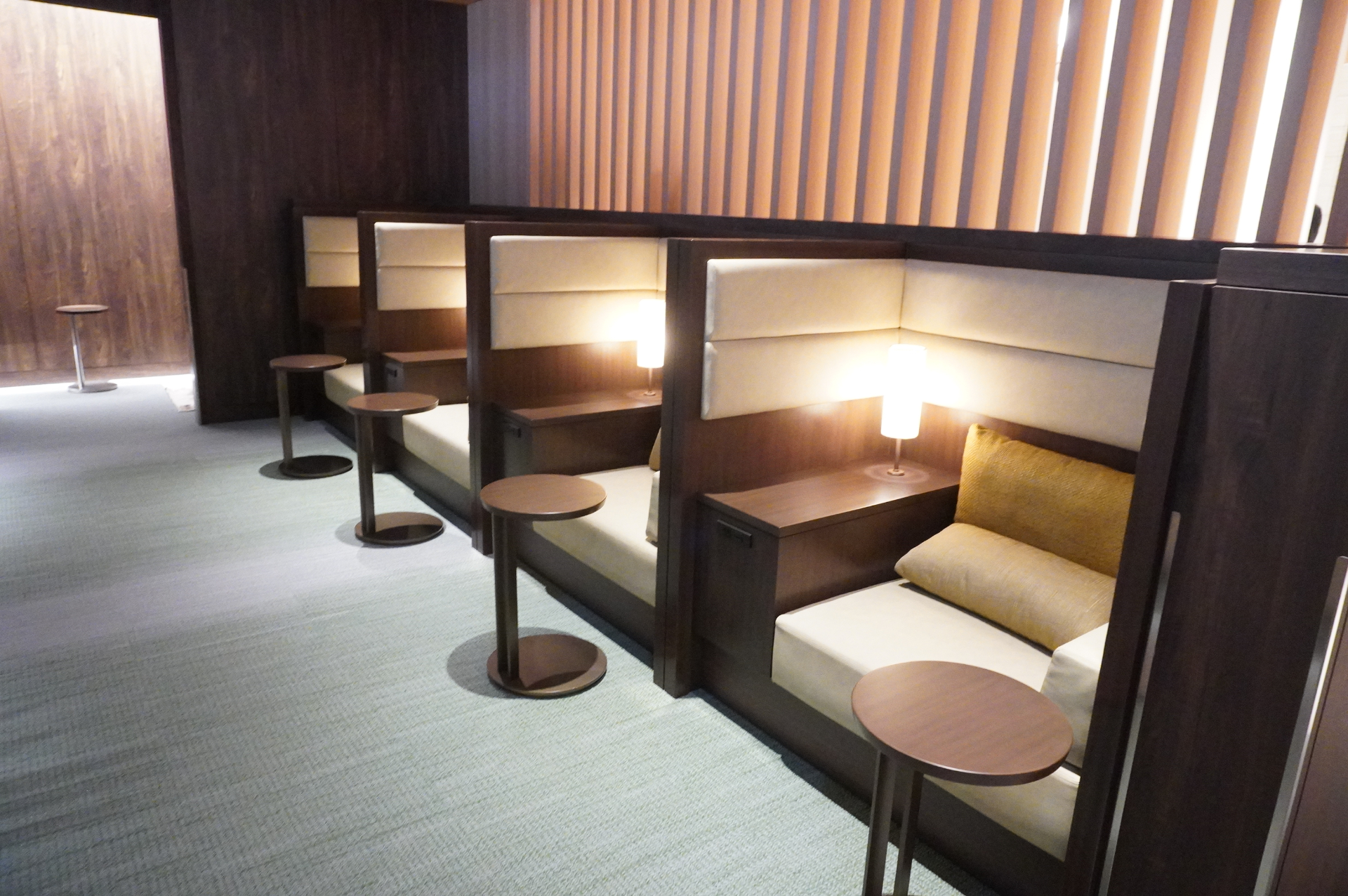 最上級クラスを対象とした高級感あふれるラウンジ「KIX Lounge Premium」（約800m<span class="em sup">2</span>、席数143席）