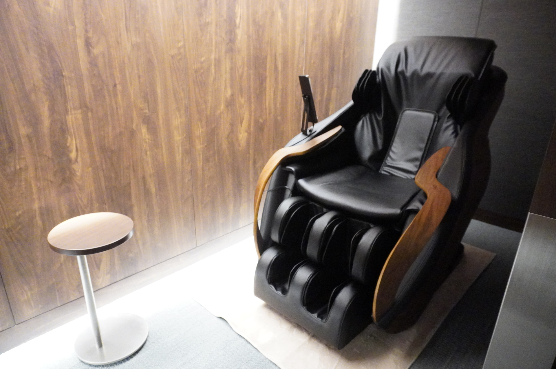 最上級クラスを対象とした高級感あふれるラウンジ「KIX Lounge Premium」（約800m<span class="em sup">2</span>、席数143席）