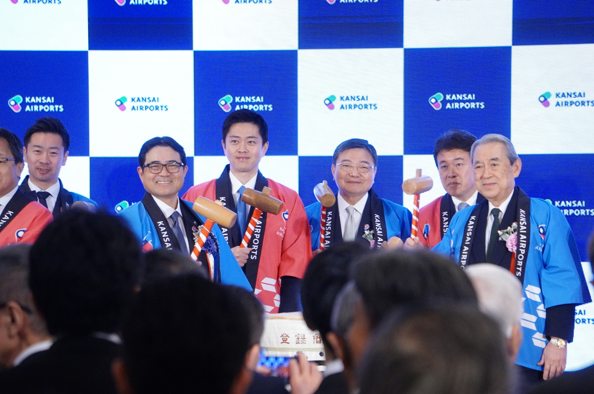 関西エアポート 山谷社長、国土交通副大臣 古川康氏、与党関西国際空港推進議員連盟 会長 鶴保庸介氏、大阪府知事 吉村洋文氏、2025年日本国際博覧会協会 事務総長 石毛博行氏らが鏡開き