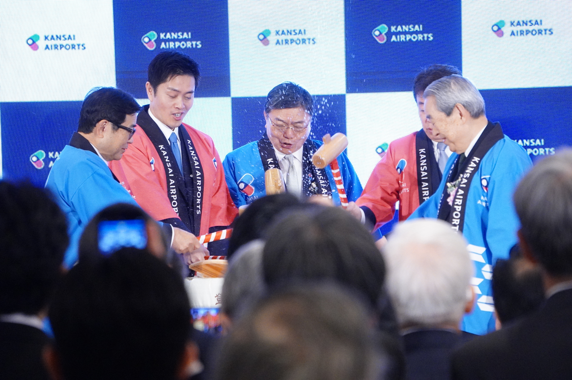 関西エアポート 山谷社長、国土交通副大臣 古川康氏、与党関西国際空港推進議員連盟 会長 鶴保庸介氏、大阪府知事 吉村洋文氏、2025年日本国際博覧会協会 事務総長 石毛博行氏らが鏡開き