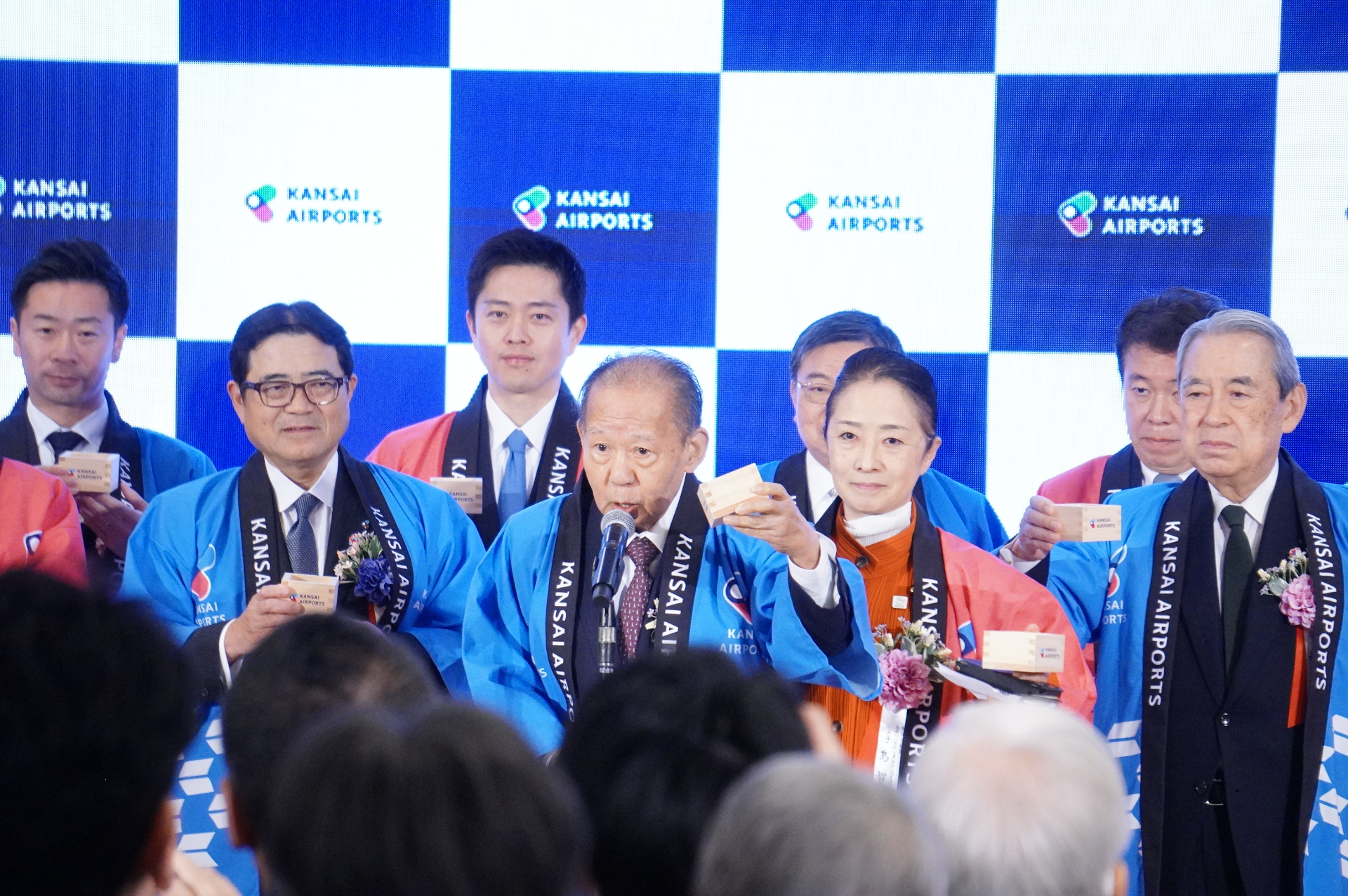 乾杯の音頭は前与党関西国際空港推進議員連盟 会長 二階俊博氏
