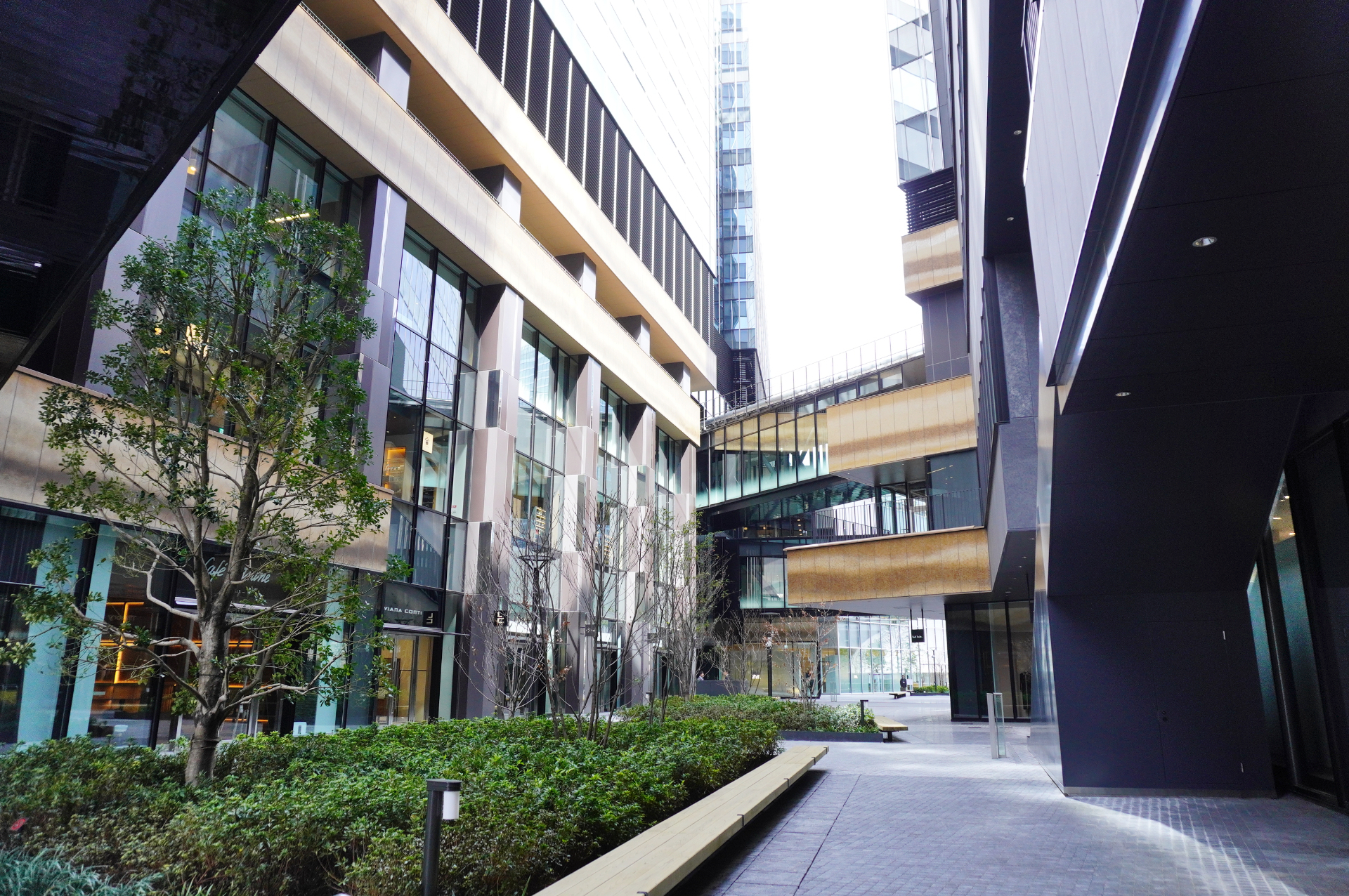 3棟の低層階はファッションやライフスタイル、飲食店、ウェルネスなどの全55店舗の商業施設が入り、連絡通路で行き来できるようになっている