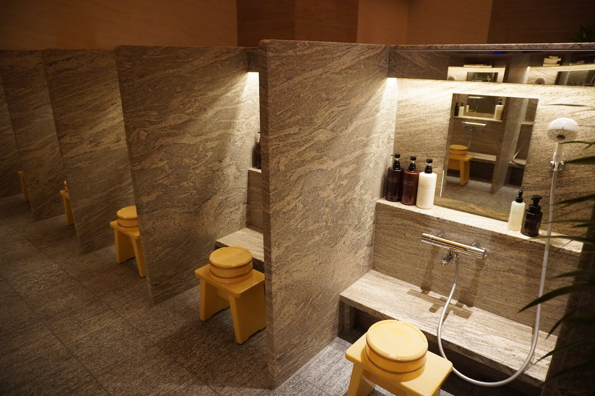 男女それぞれの大浴場。天然温泉風呂やミラブル風呂など多彩な浴槽がある。シャワーヘッドもすべてミラブル