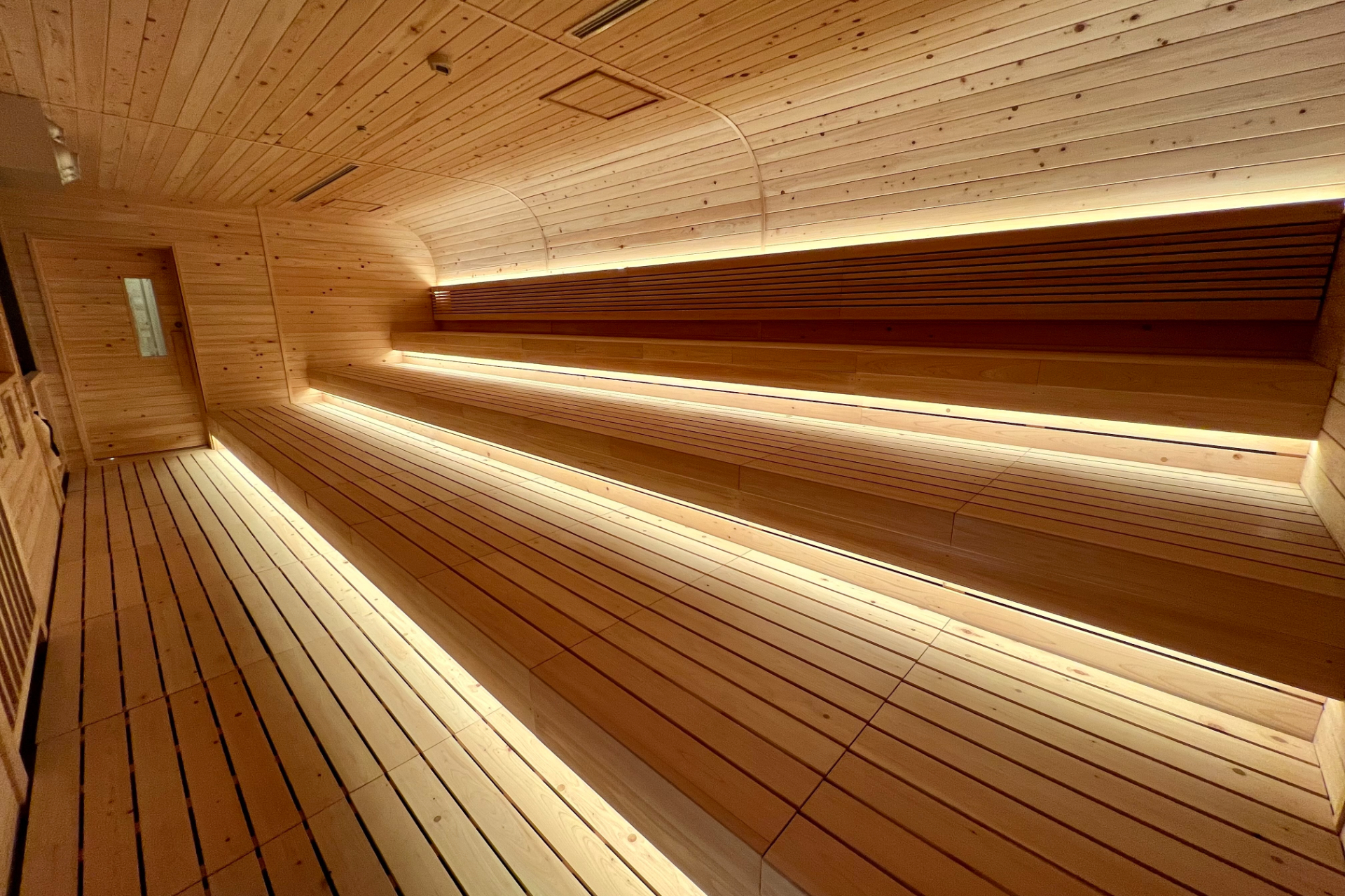 男性側には広大なドライサウナ