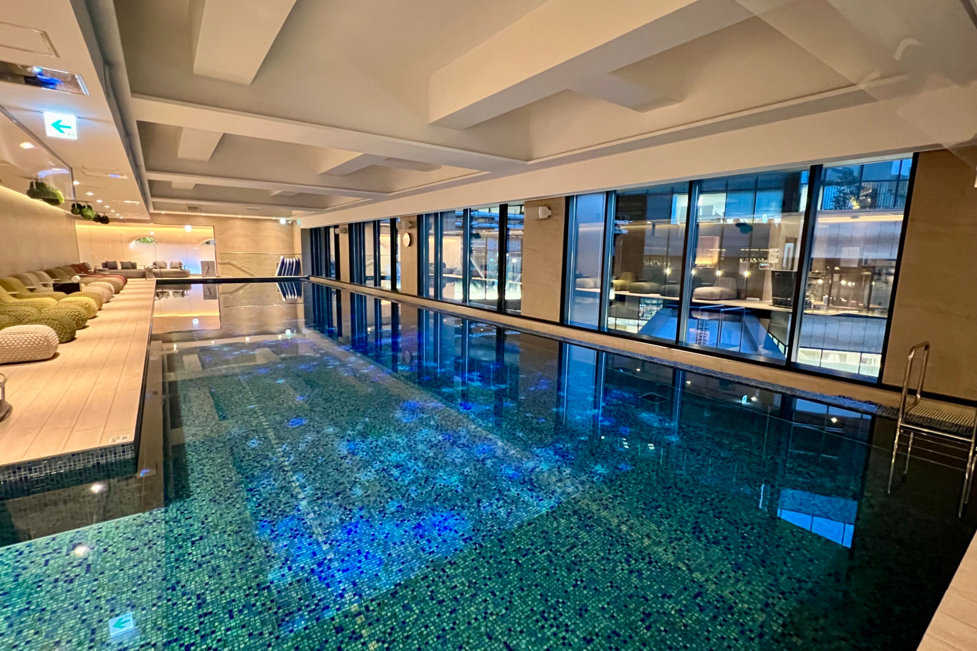 25mの屋内温水プール