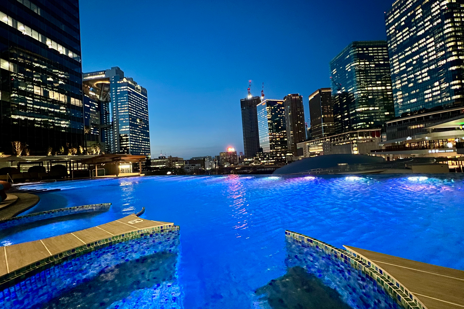 夜になるとプールはライトアップされて幻想的
