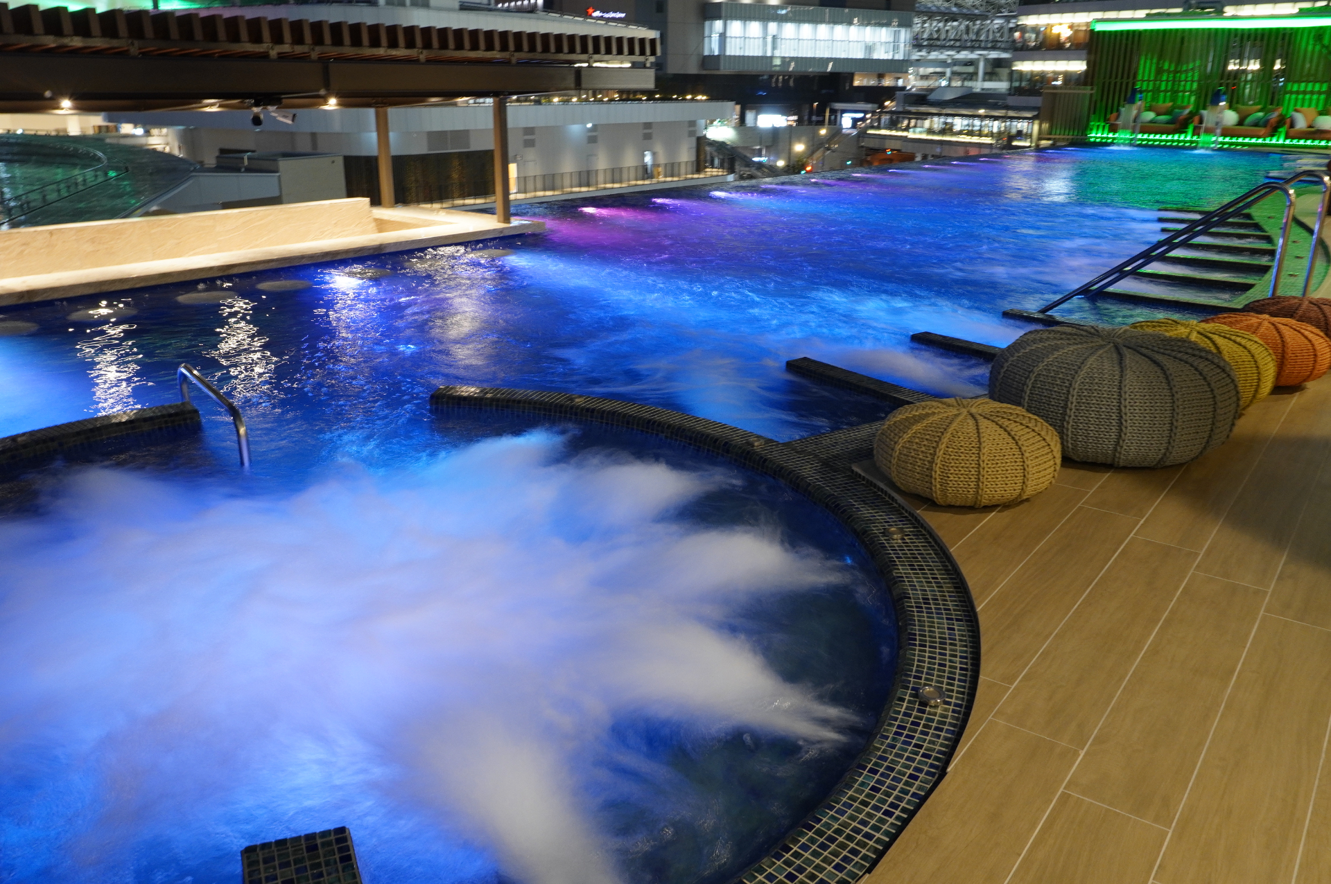 夜になるとプールはライトアップされて幻想的