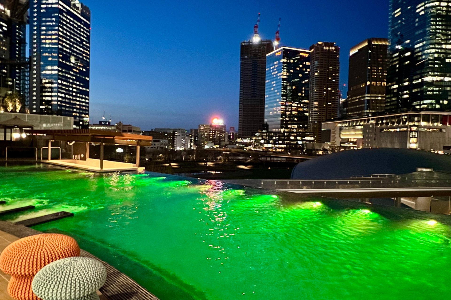 夜になるとプールはライトアップされて幻想的