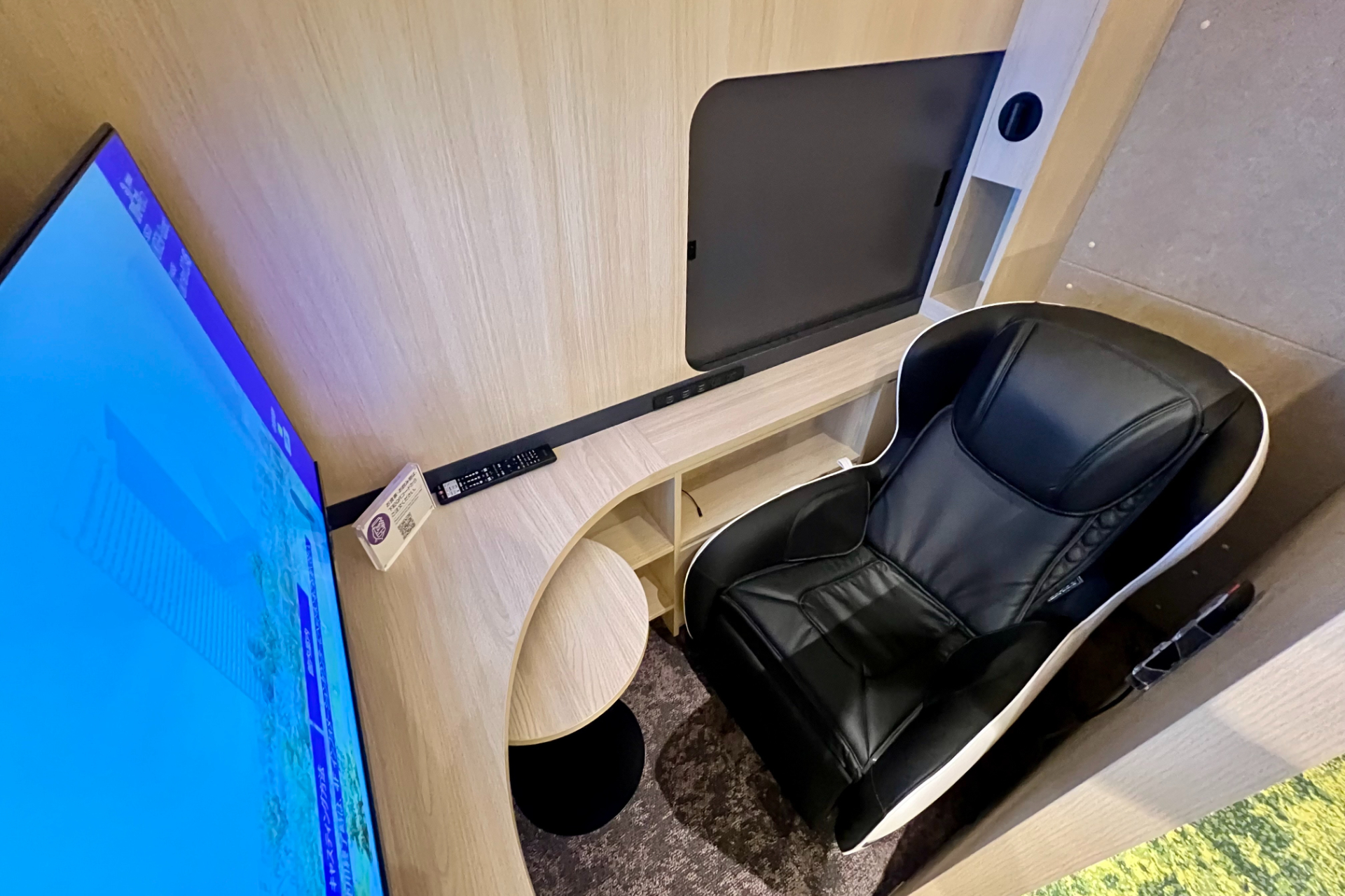 飛行機のビジネスクラスのようなマッサージチェアと個別モニターが備わる個室型の「プライベートブース」。隣席同士の仕切り窓を開ければペア席にも