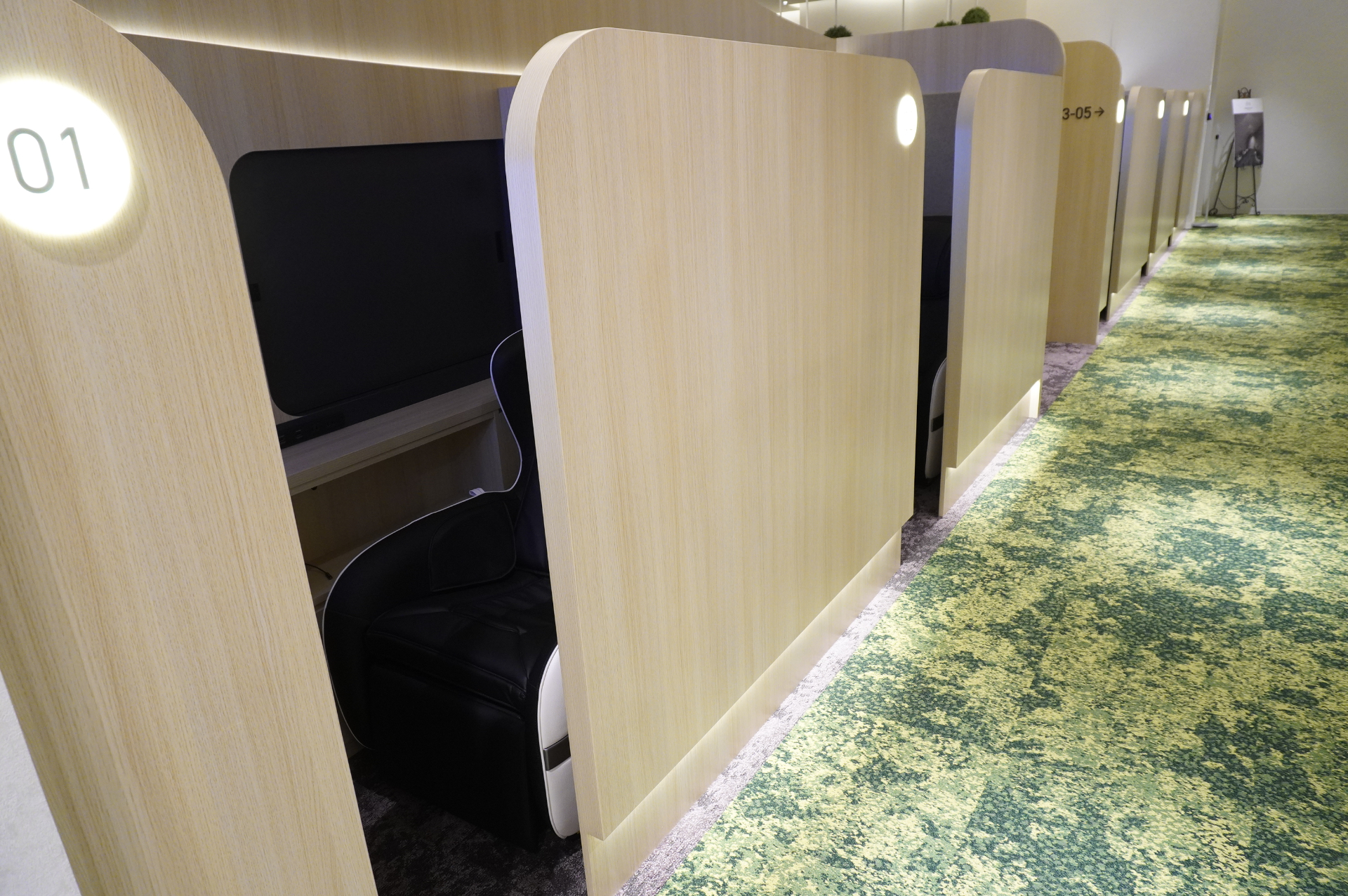 飛行機のビジネスクラスのようなマッサージチェアと個別モニターが備わる個室型の「プライベートブース」。隣席同士の仕切り窓を開ければペア席にも