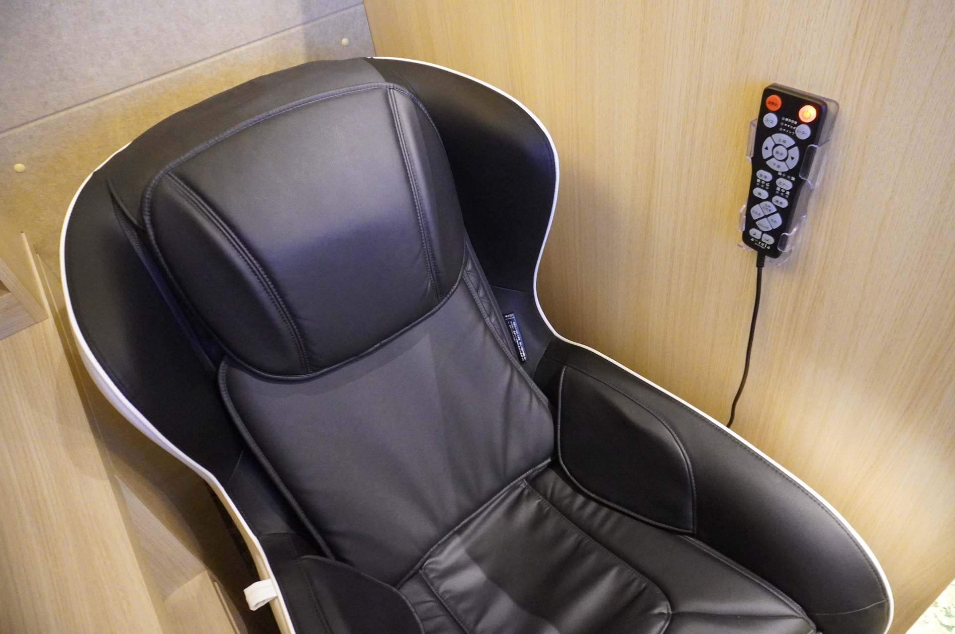 飛行機のビジネスクラスのようなマッサージチェアと個別モニターが備わる個室型の「プライベートブース」。隣席同士の仕切り窓を開ければペア席にも