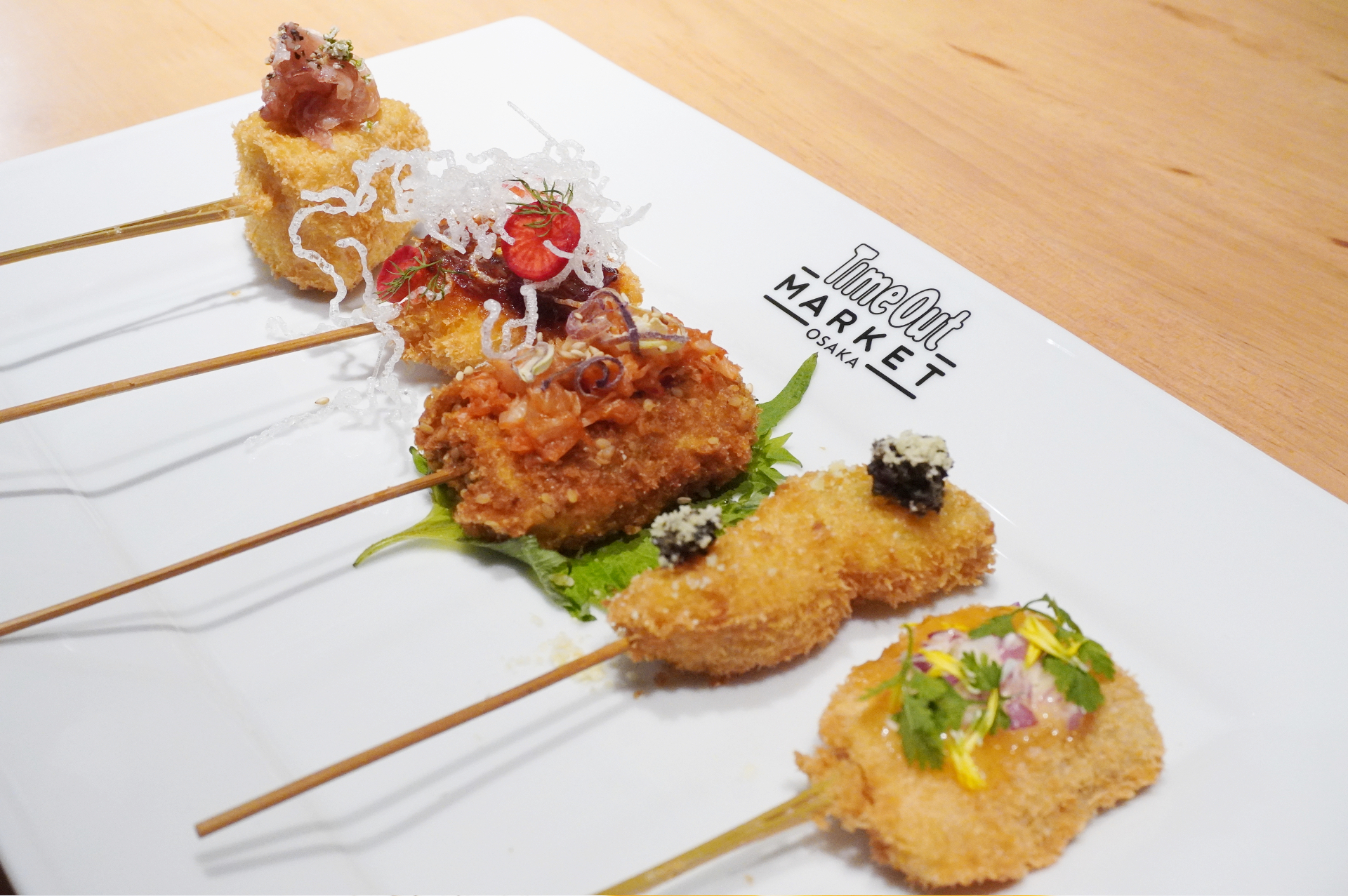 「串揚げセット5種（カマンベールチーズ、海老、牛ハラミ、旬の野菜、サーモン）」（2000円）