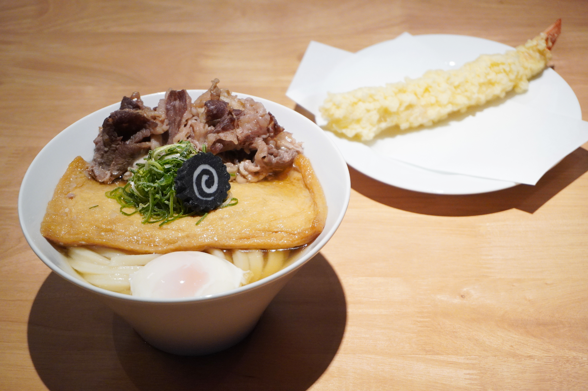 「肉玉きつねうどん」（2000円）と「特大海老天」（700円）