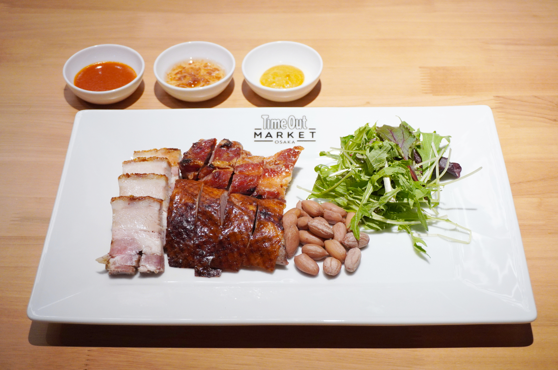 「焼味3種盛合わせ（本格窯焼きハニーチャーシュー、クリスピーポーク、香港ローストダック）」（1950円）