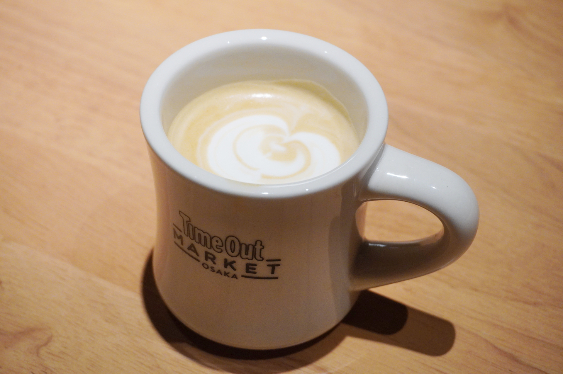 フローラルな香りのカフェラテ「ゲイシャブレンド」（ホット/アイス、各1580円）