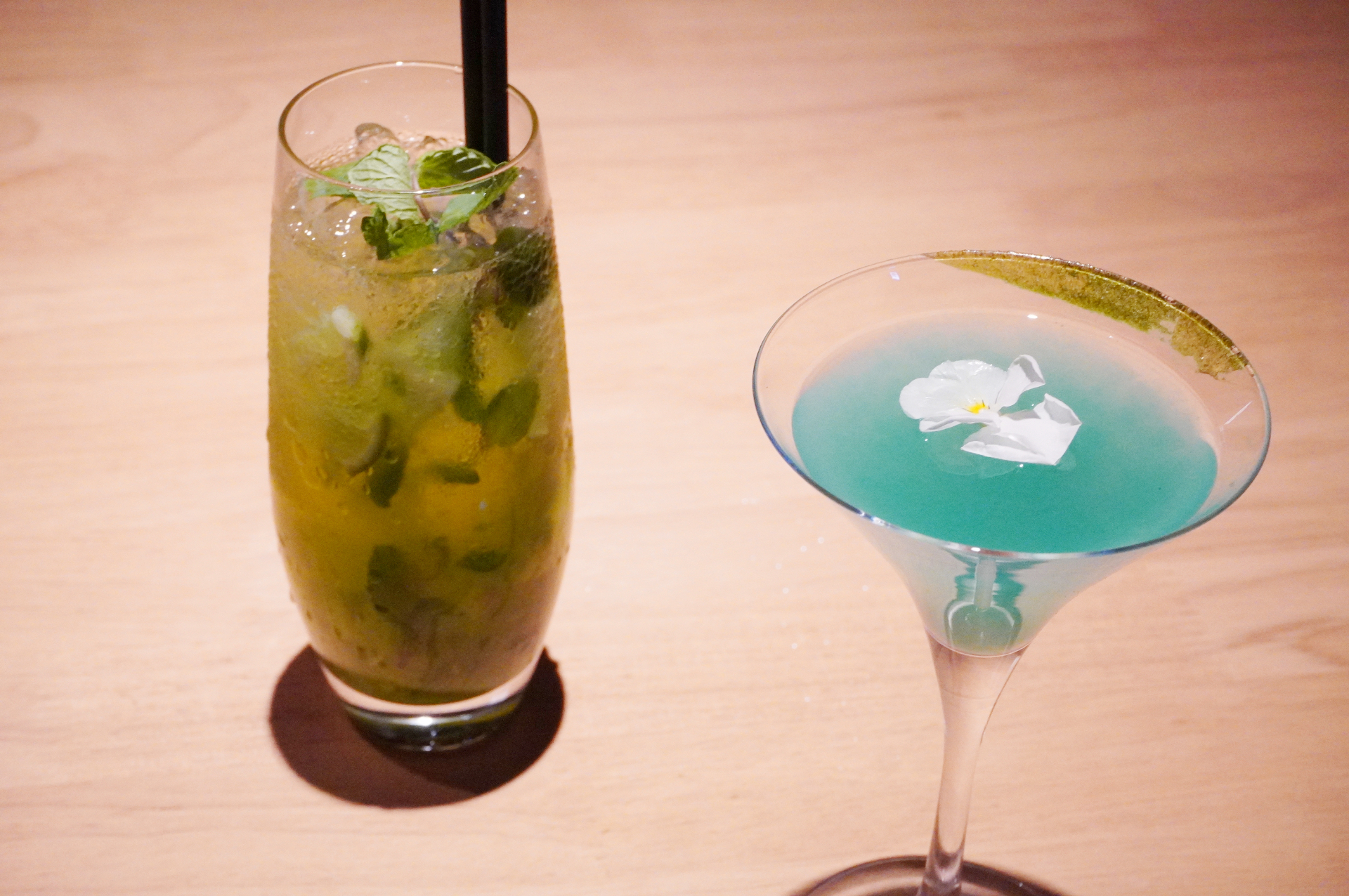 近畿地方を中心にセレクトした日本酒、大阪がテーマのカクテルなどが揃う。左は「グラングリーンモヒート」（1300円）、右は「浪速ストリーム」（1300円）