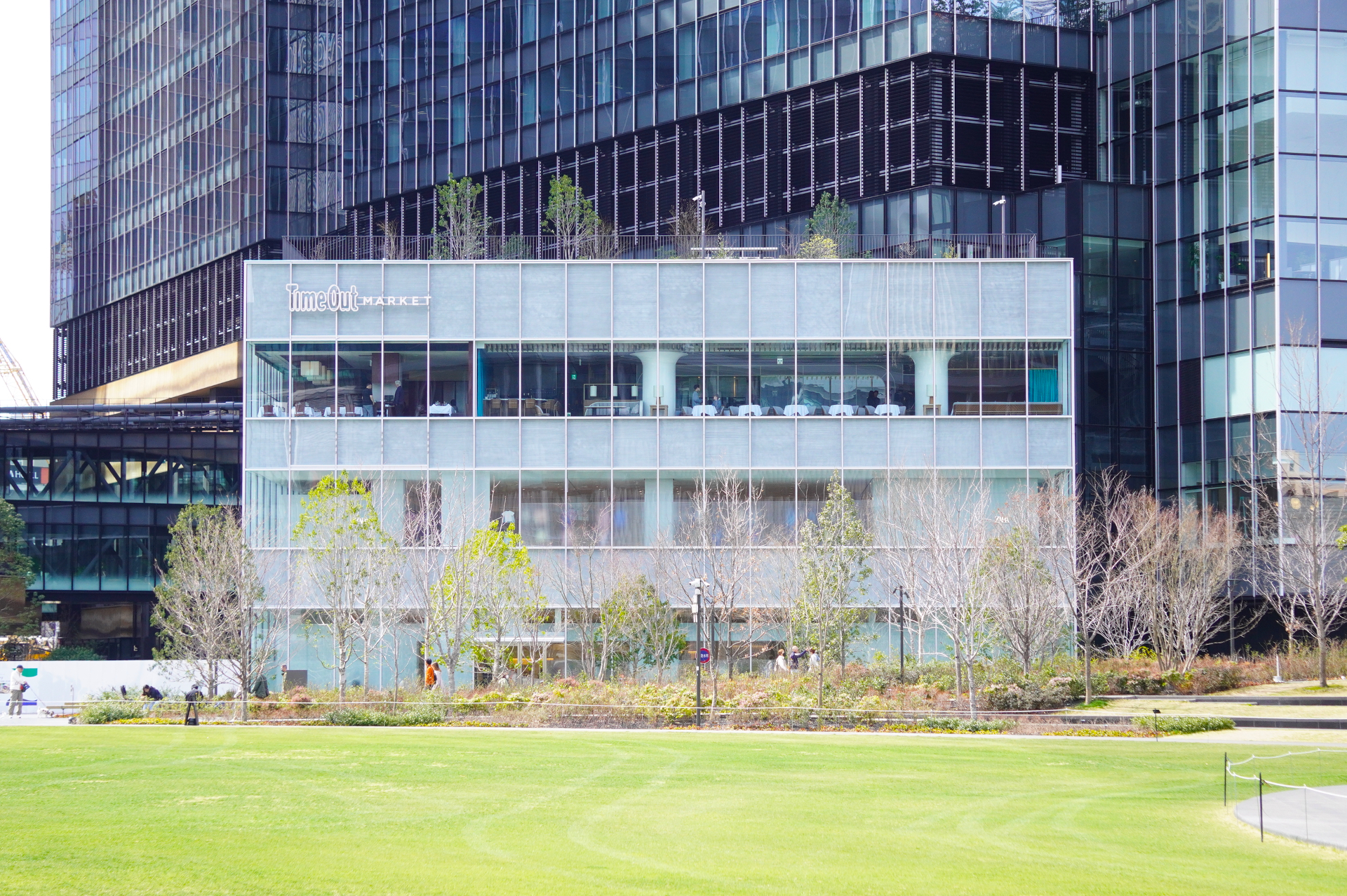 「タイムアウトマーケット大阪」が開業する南館パークタワー低層階部分の外観