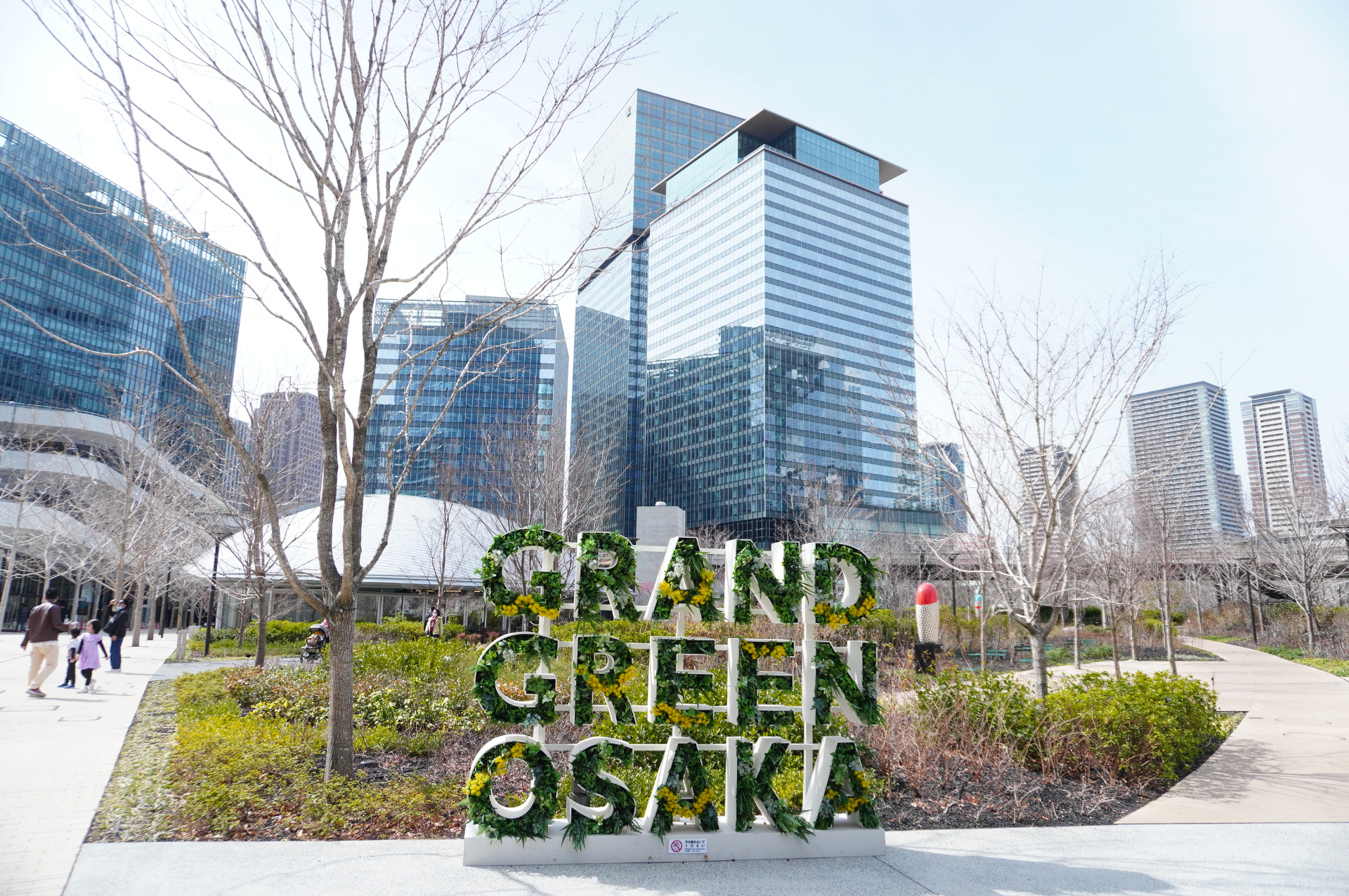 “関西最後の一等地”と呼ばれた梅田貨物駅跡地を活用し、緑あふれる都市公園と南北街区をつくる大規模再開発「グラングリーン大阪」