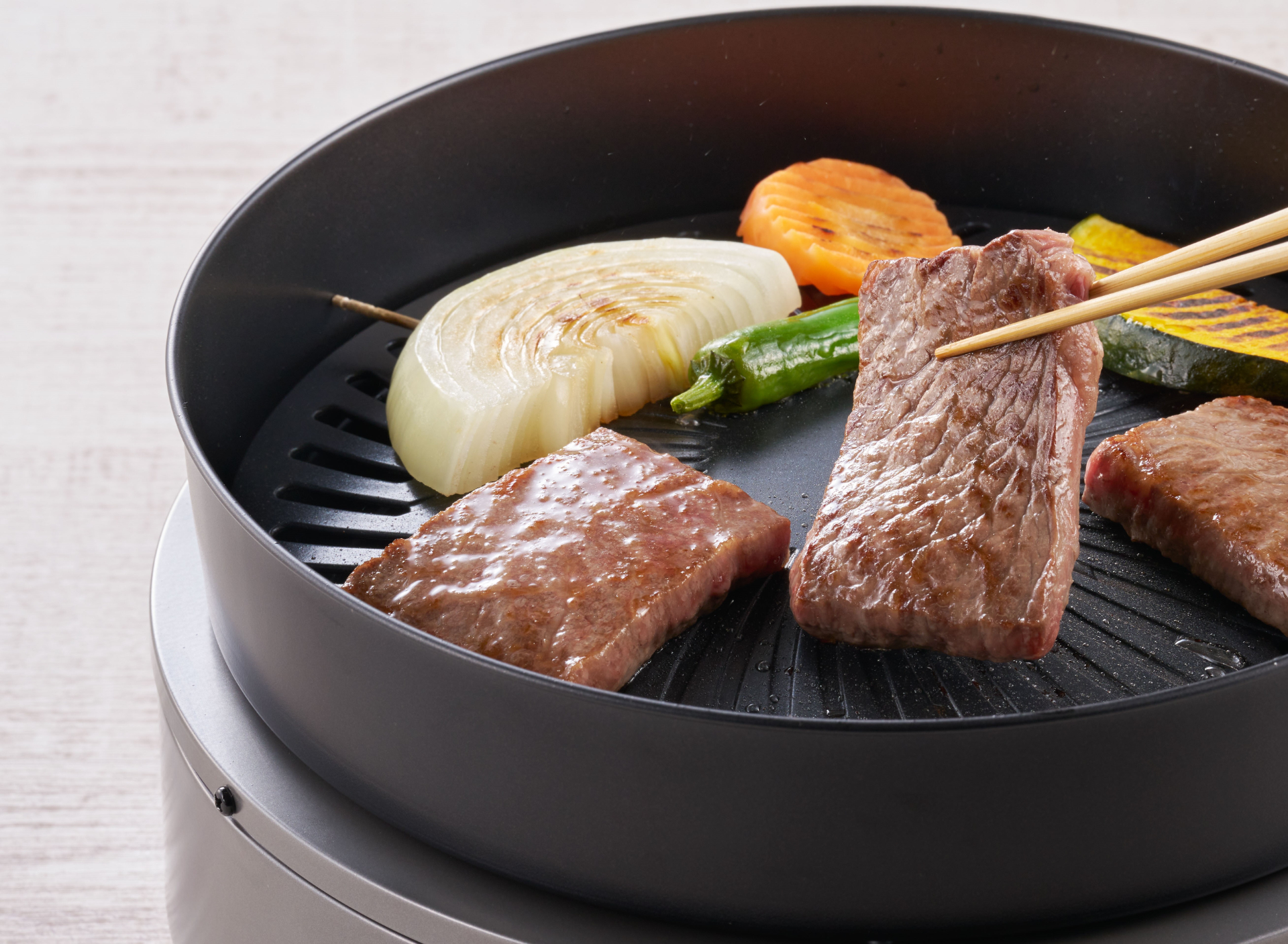 高さ4.7㎝のガードが焼肉の油はねを軽減