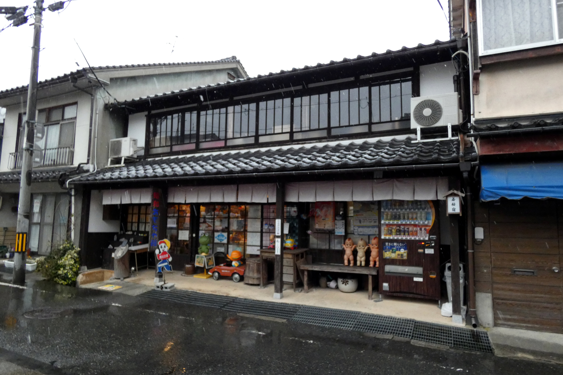 若桜駅近くの<a href="https://kanko.town.wakasa.tottori.jp/buy/1639/" class="n" target="_blank">「昭和おもちゃ館」</a>