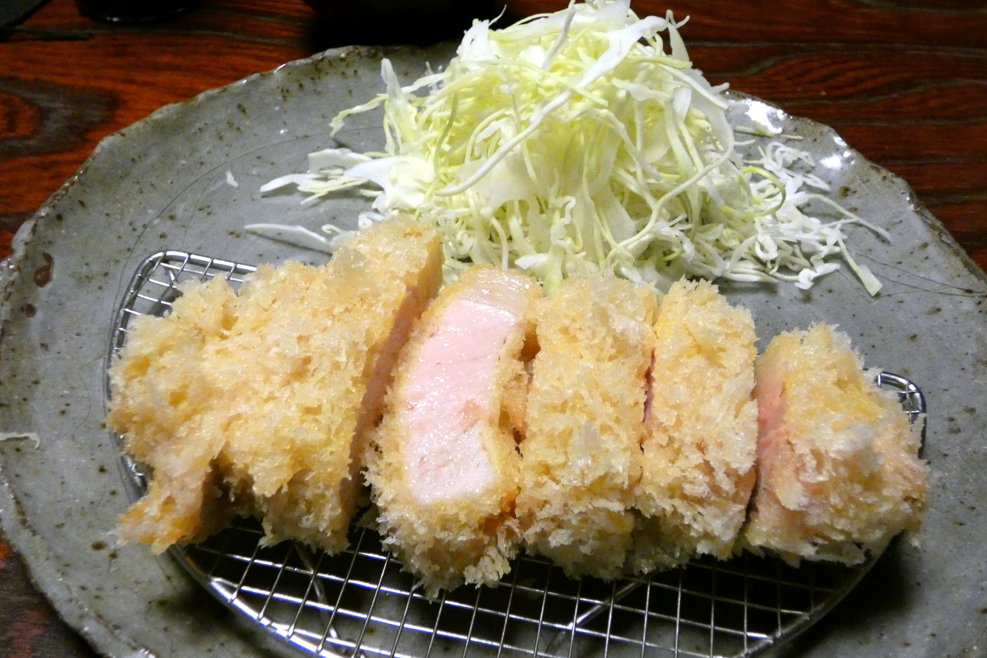 低温調理の白い衣と吉川豚の桜色が美しい<a href="https://www.tukushinbo.jp/arata.html" class="n" target="_blank">「とんかつ新」</a>のロースかつ