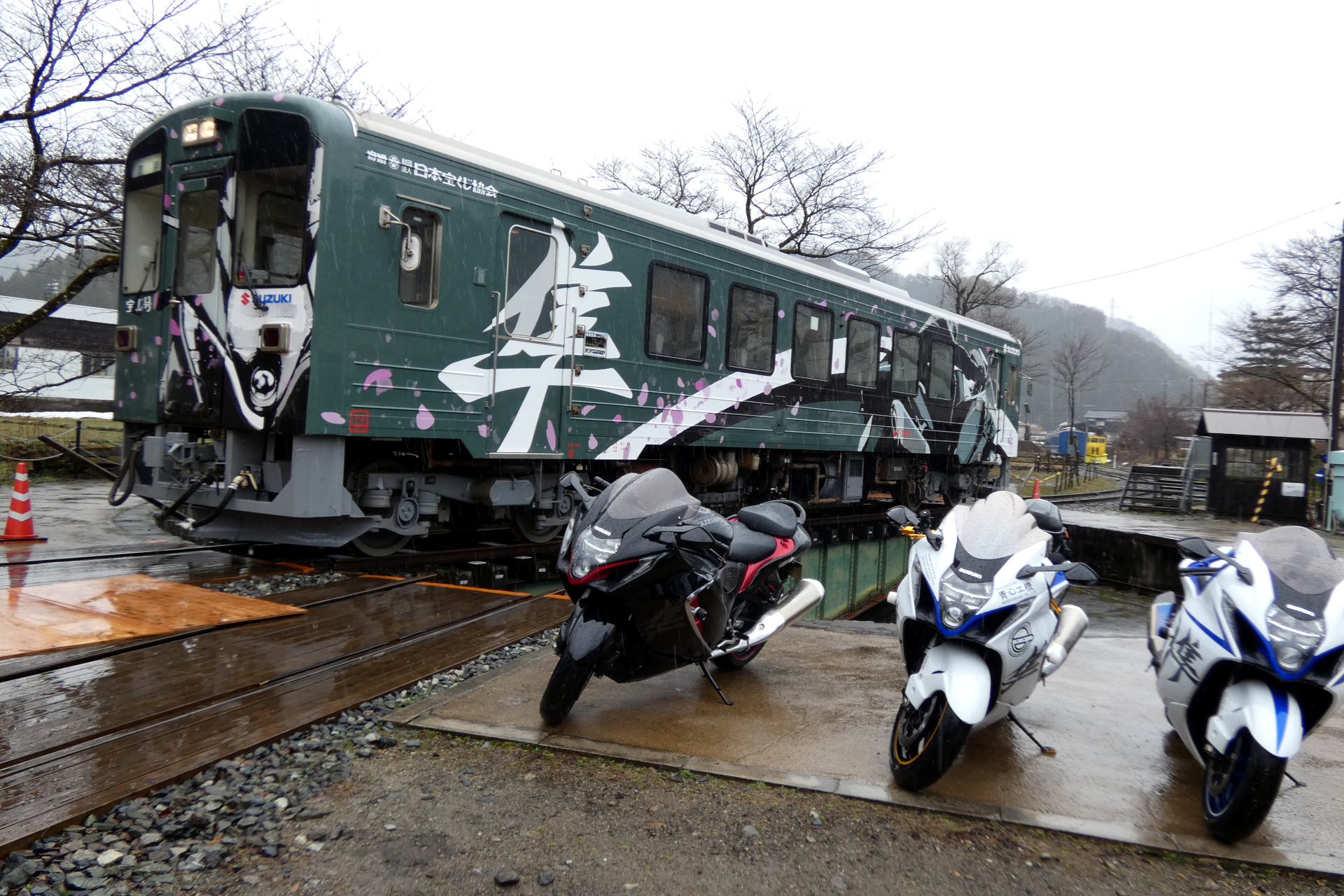 若桜駅の転車台に乗った4代目「隼ラッピング列車」とスズキの大型バイク「Hayabusa」