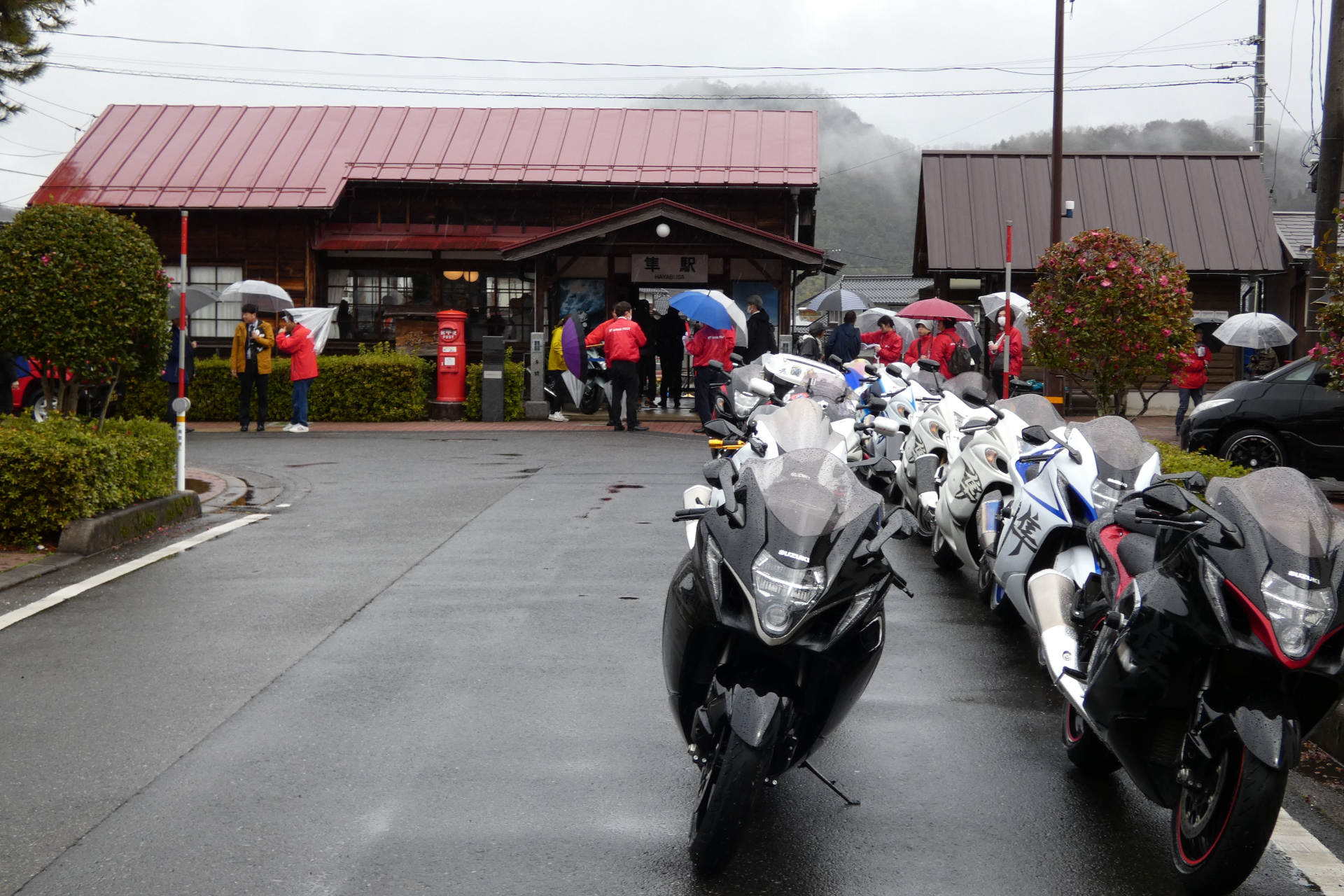 パレードに備えて隼駅前に集結したHayabusa