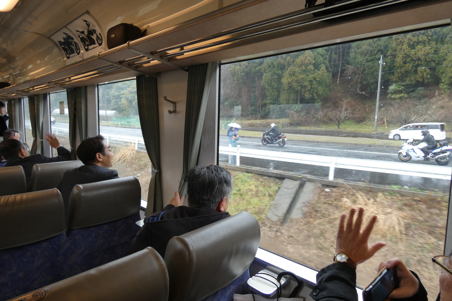 隼ラッピング列車とHayabusaが並走