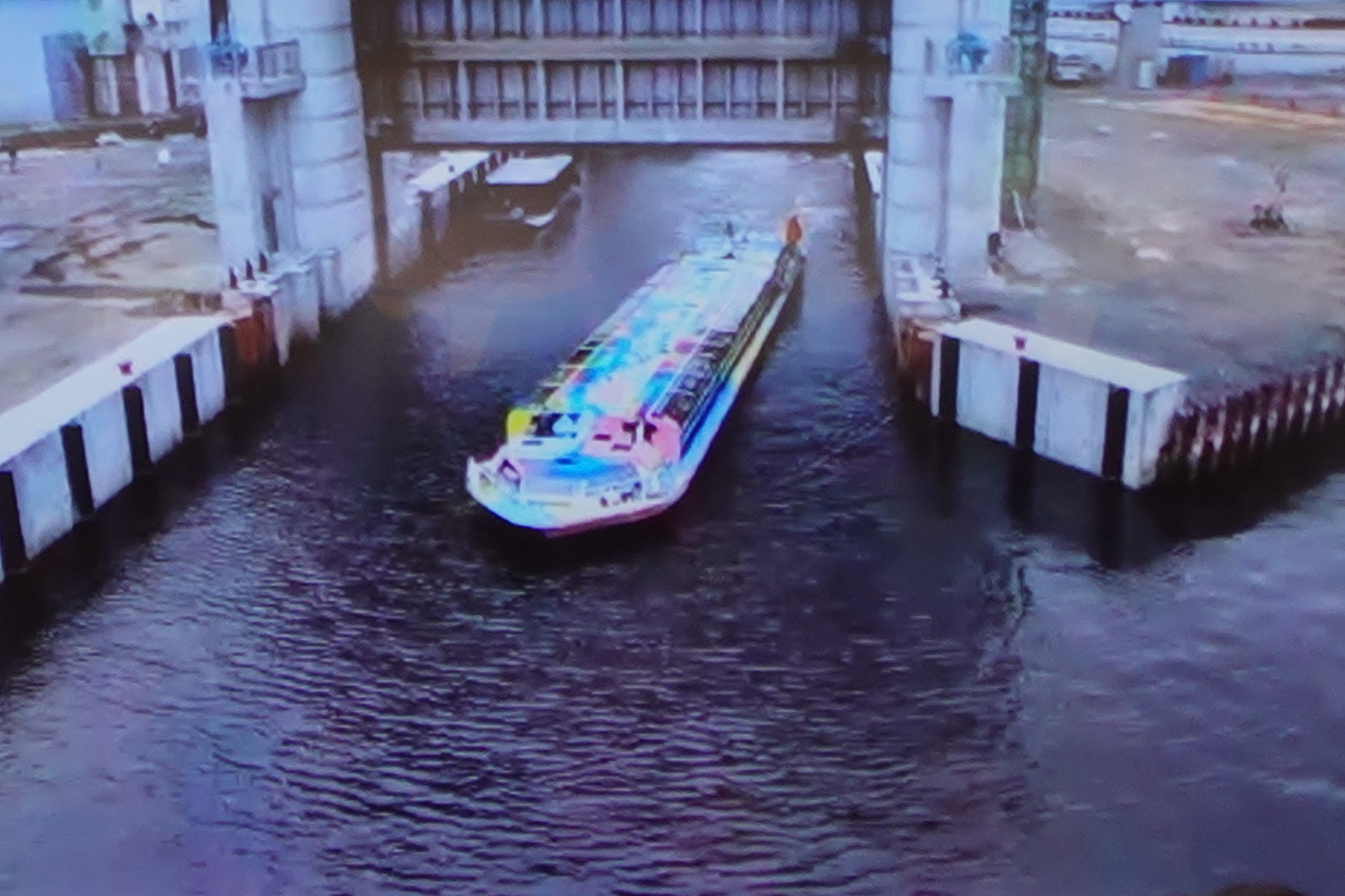 11時5分ごろ、船は閘門を通過した