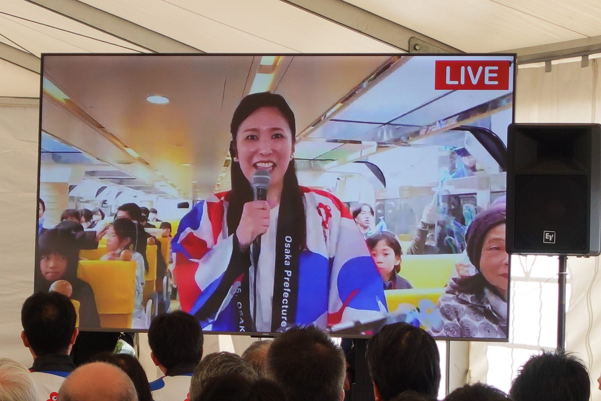 式典会場と一番船の船内は生放送で結んだ
