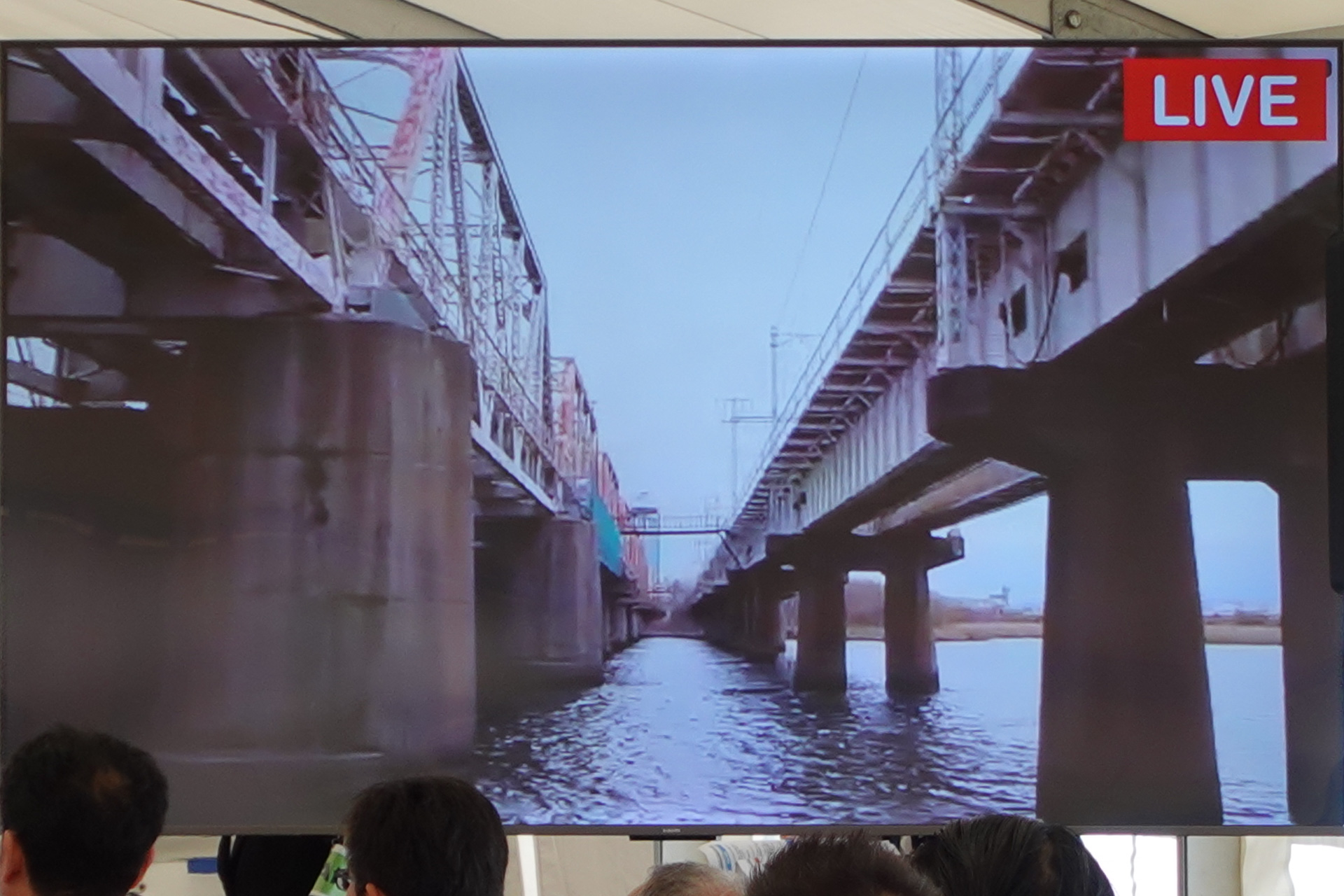 アクアライナーが十三船着場に接近