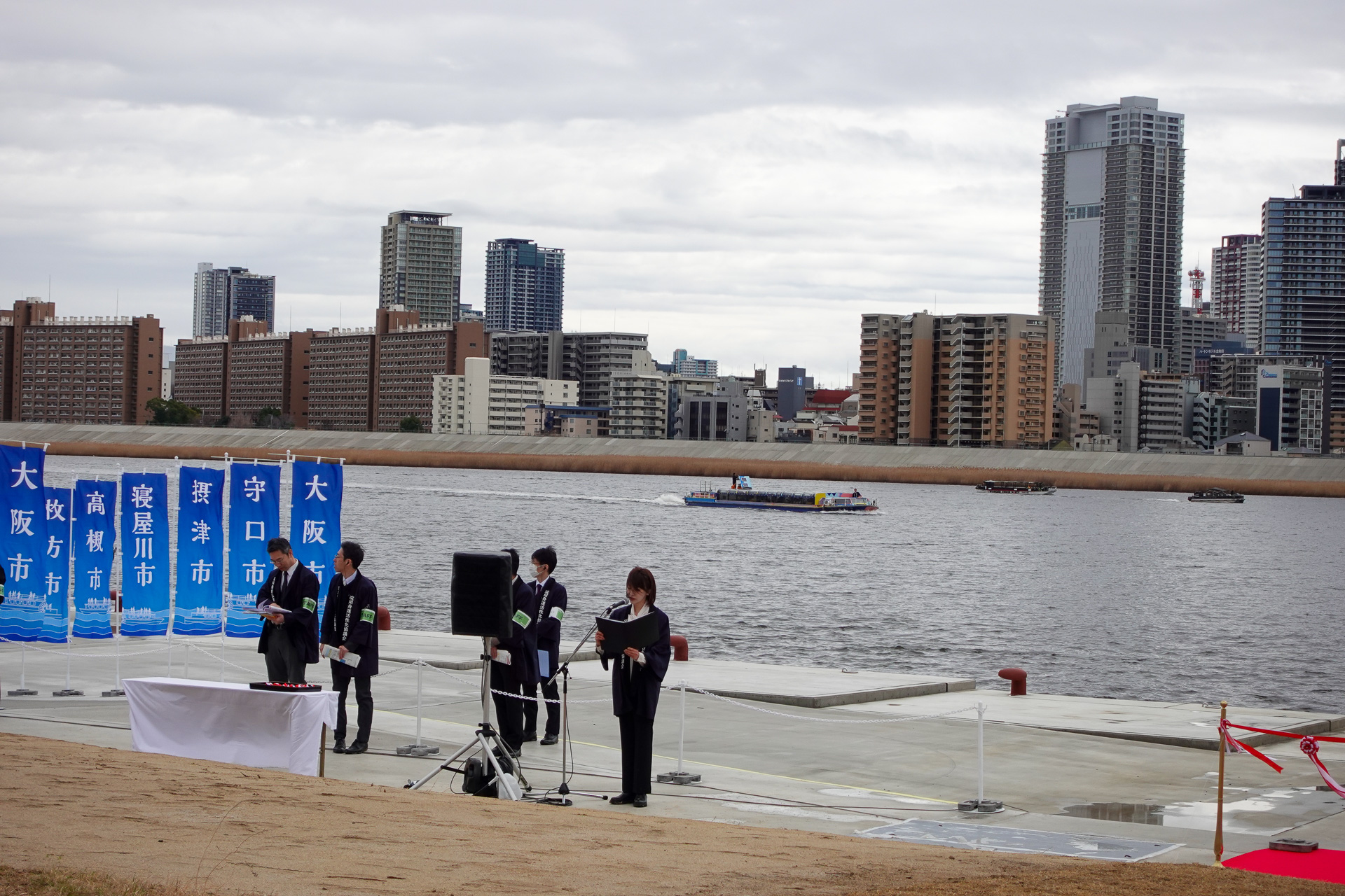 アクアライナーが十三船着場に接近