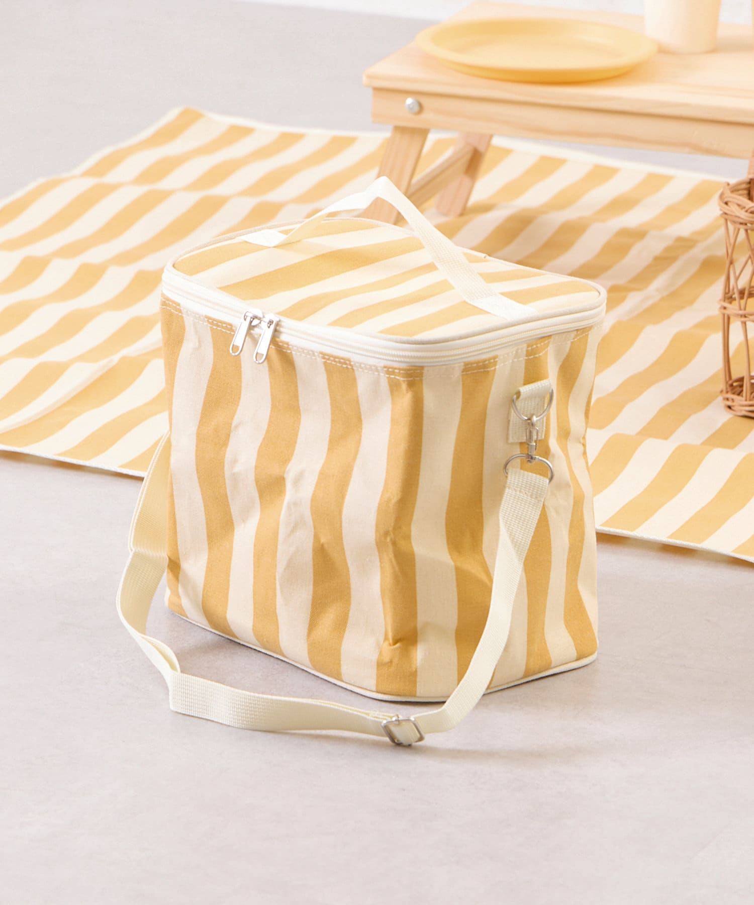 保冷バッグM（880円）、26×17×23cm（幅×奥行き×高さ）