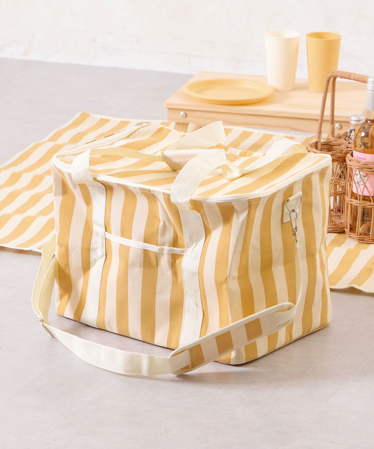 保冷バッグL（1650円）、42×28×29cm（幅×奥行き×高さ）