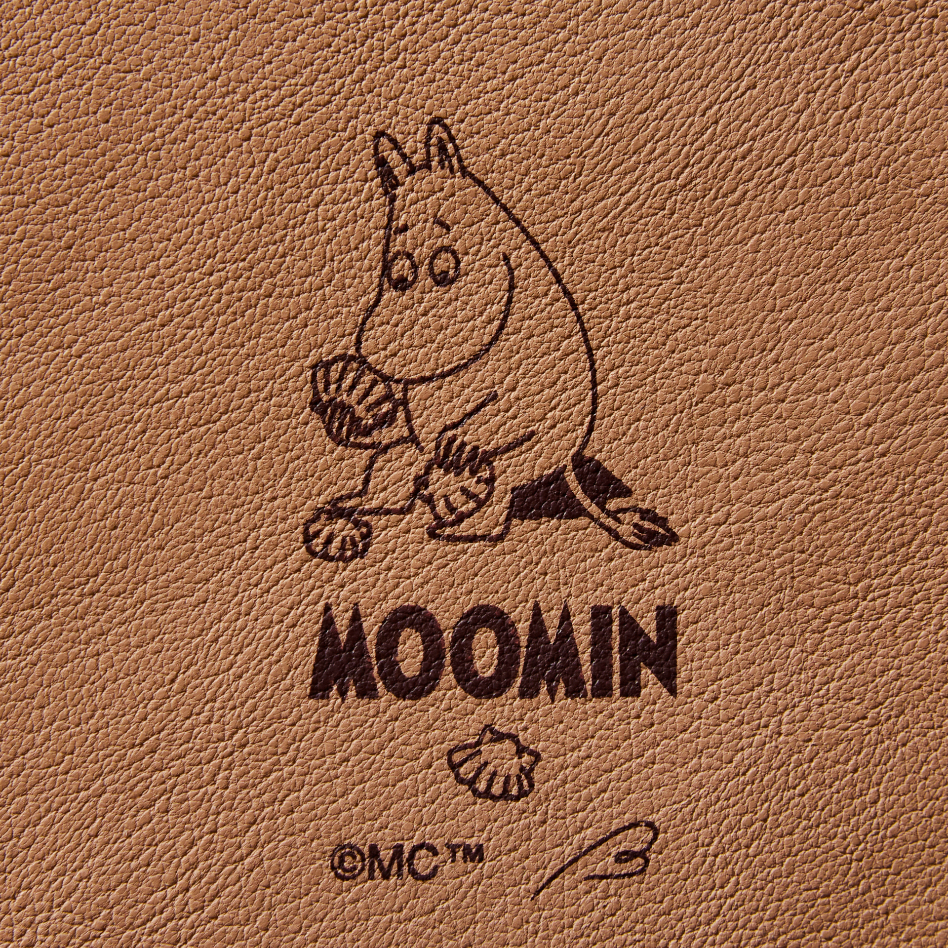 アイボリーコンビは「ムーミン」、ブラウンコンビは「スナフキン」をインソールにデザイン