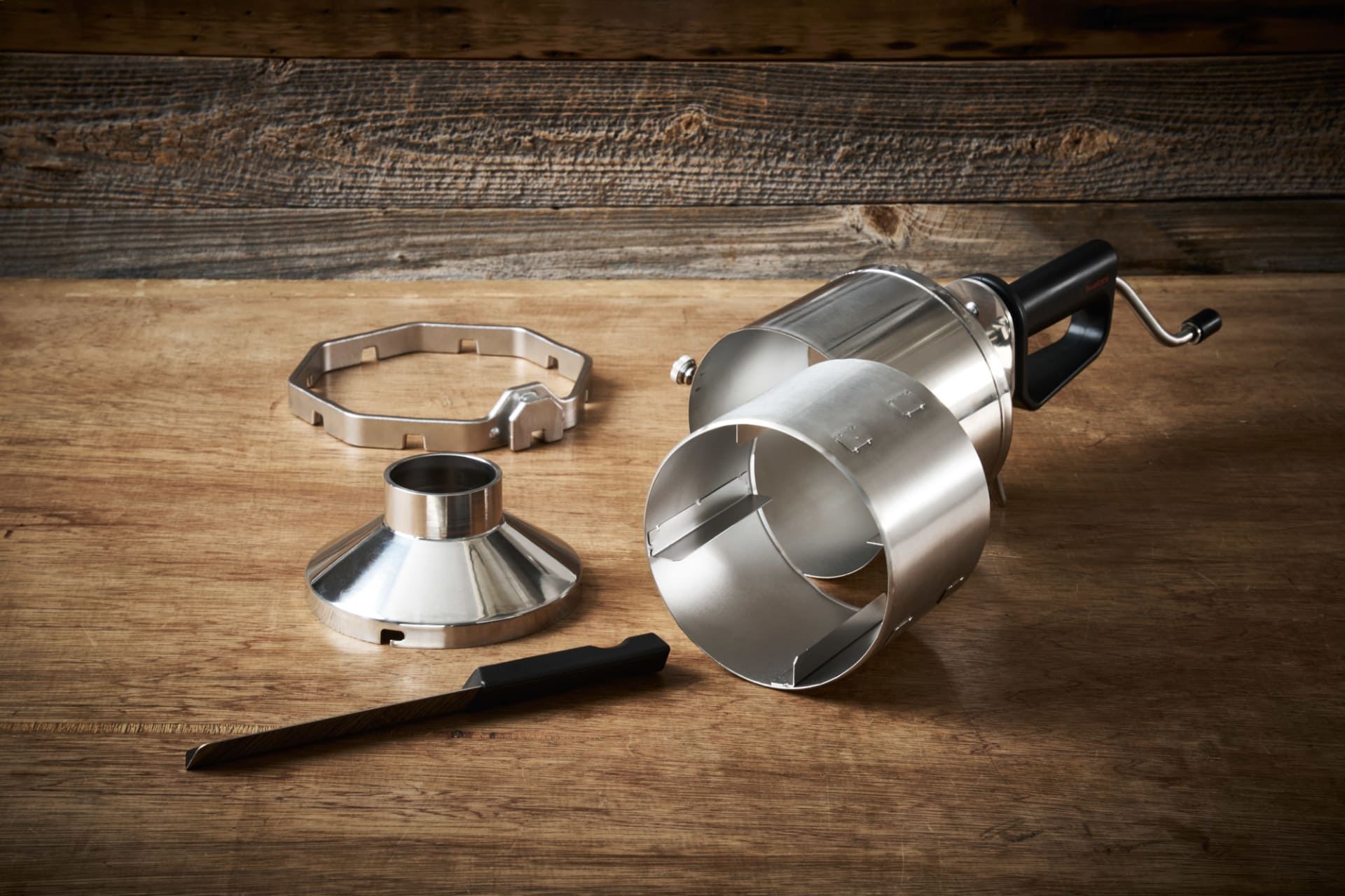 セット内容はロースター本体、ごとく用ベース、テストスプーン。サイズは414×180×183mm（幅×奥行き×高さ）